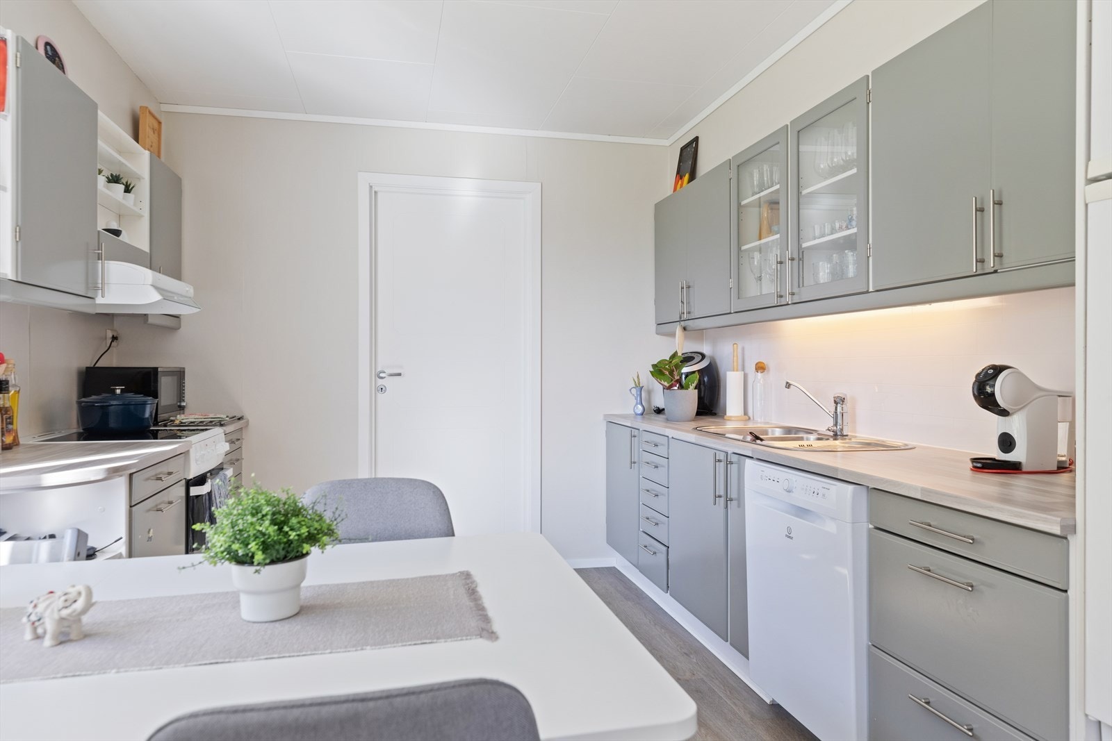 Lyst kjøkken med hvitevarer Galleribilde