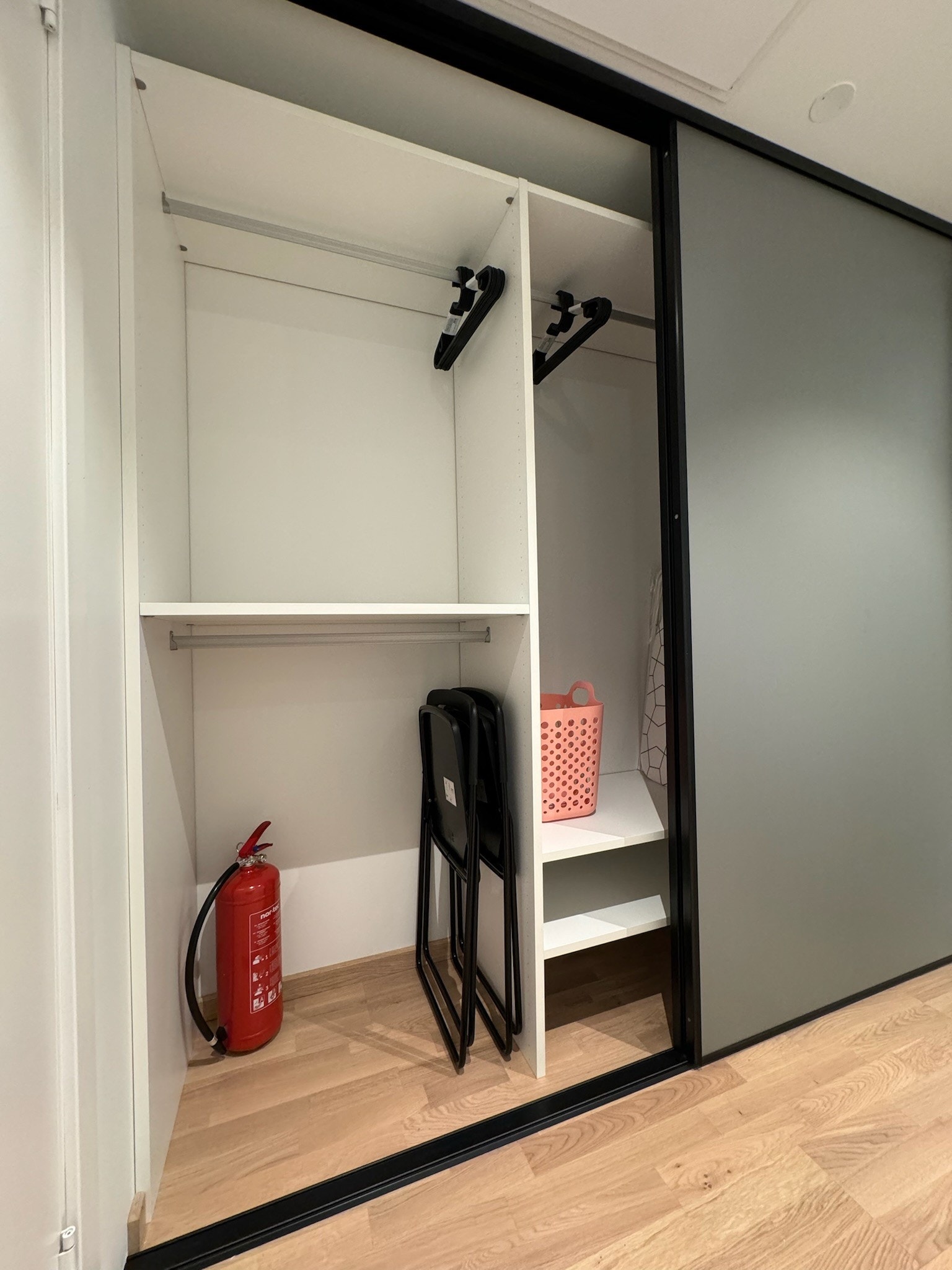 Garderobe Galleribilde