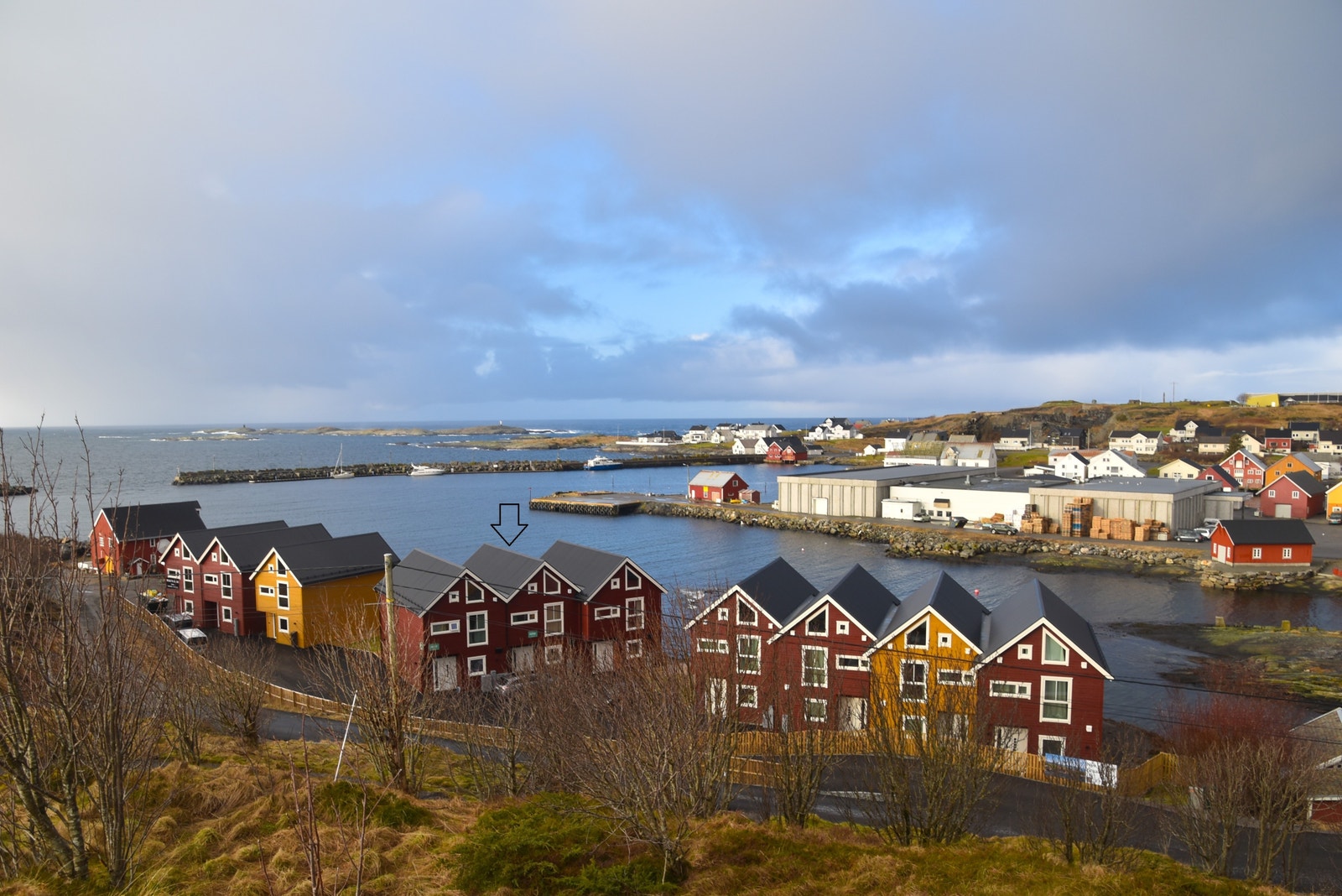 Sameiet Bud Brygge består av 10 rorbuer Galleribilde