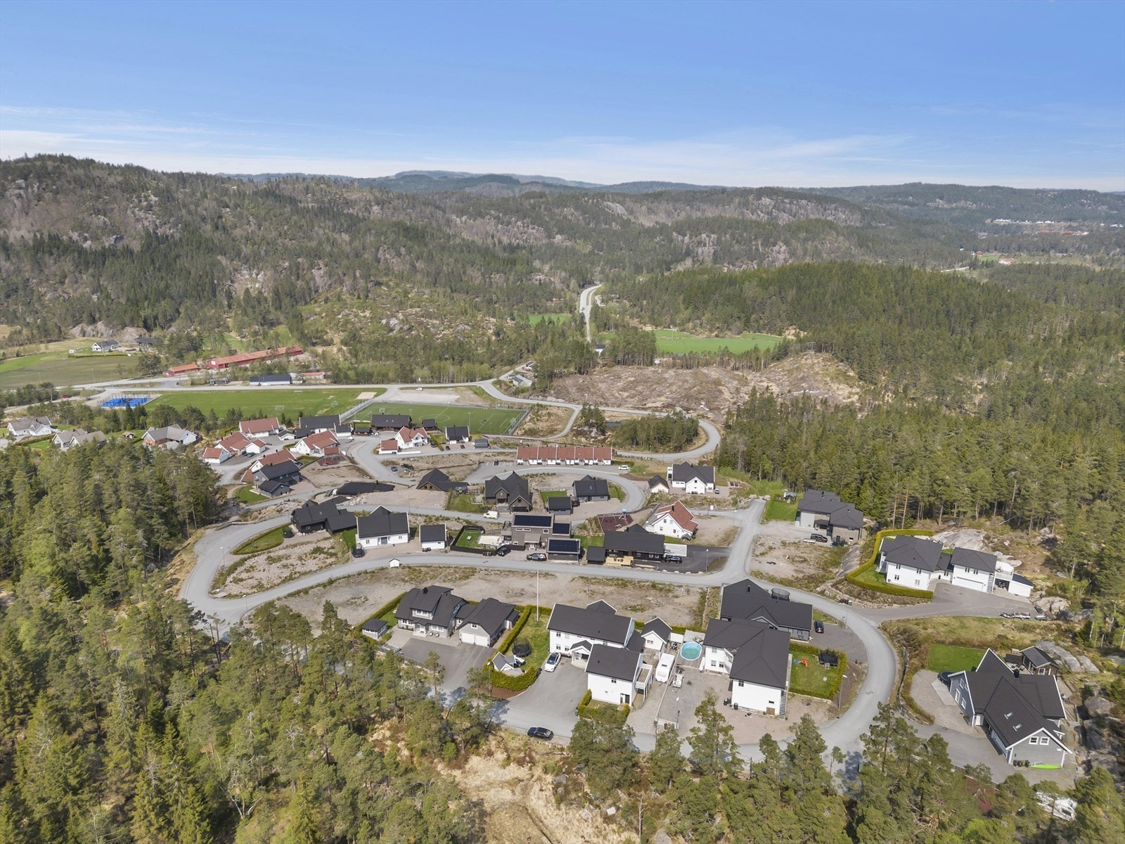 Eiendommen ligger i et nyere boligfelt på Hommelia Galleribilde