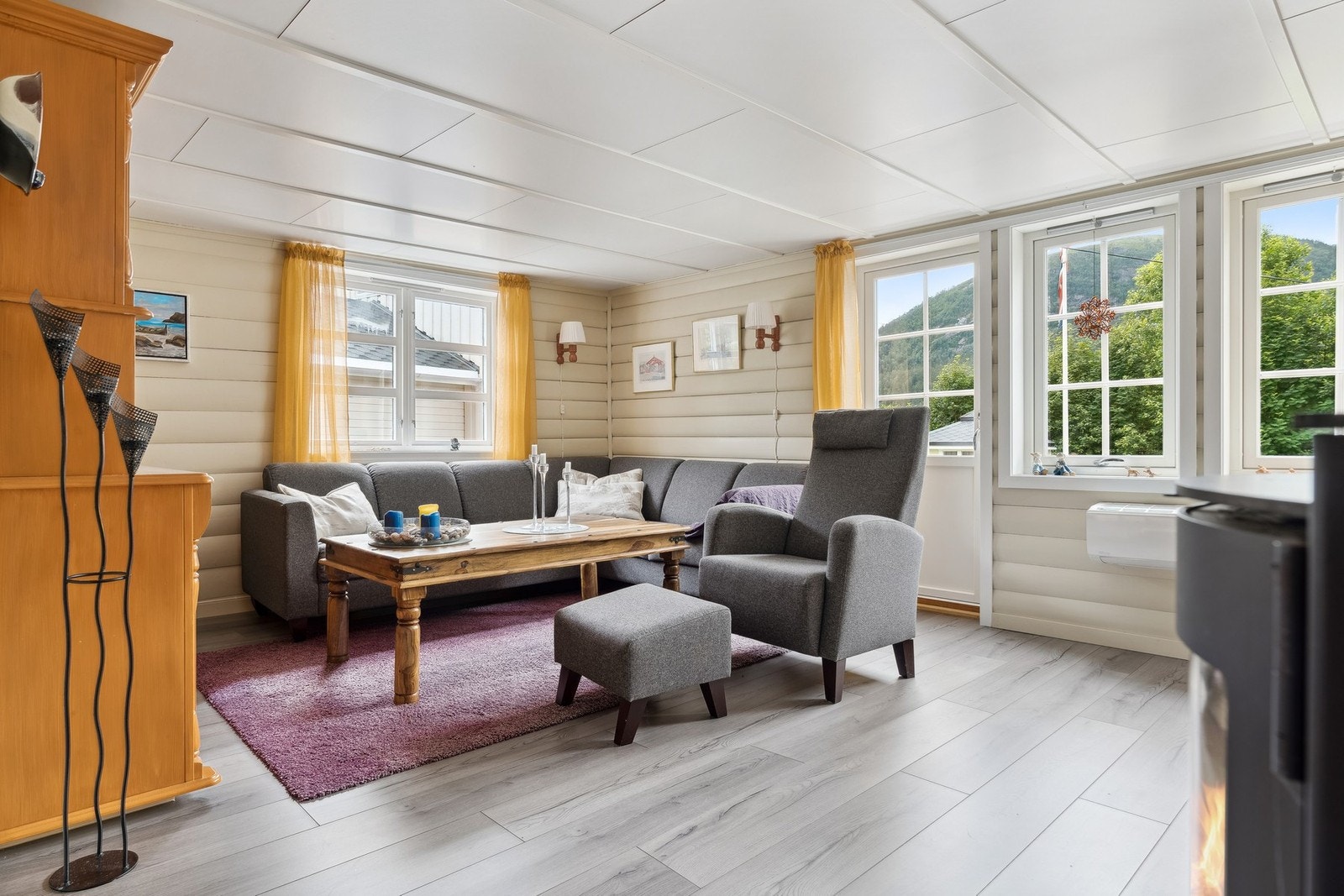 Stue med vedfyring og varmepumpe Galleribilde