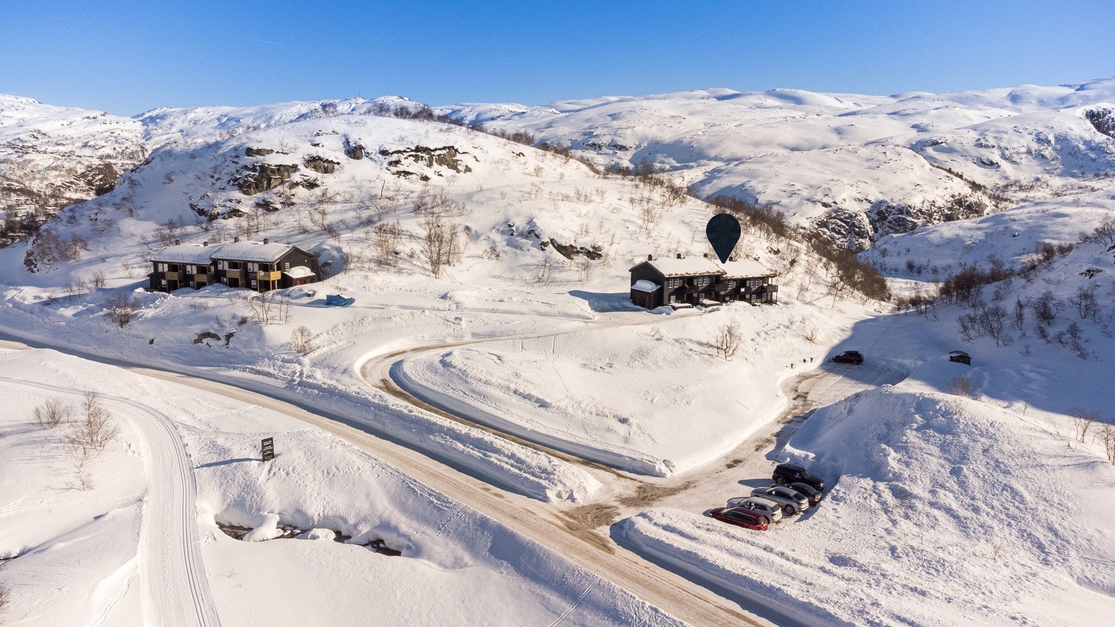 På Ådneram er man på høyfjellet - omgitt av snøkledde omgivelser og flott utsikt Galleribilde