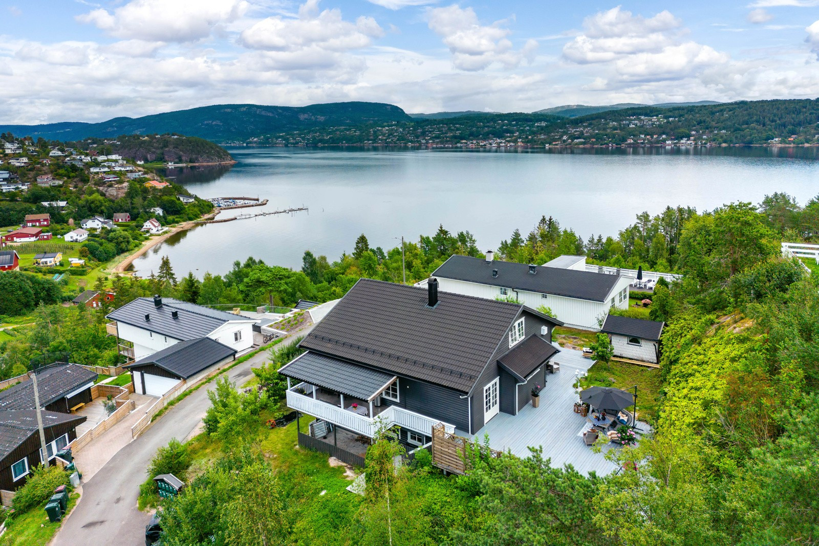 Stor, flott enebolig fra 2010 - Nydelig sjøutsikt - Solrike uteplasser - Integrert garasje - 5 soverom, 2 bad, 2 stuer.