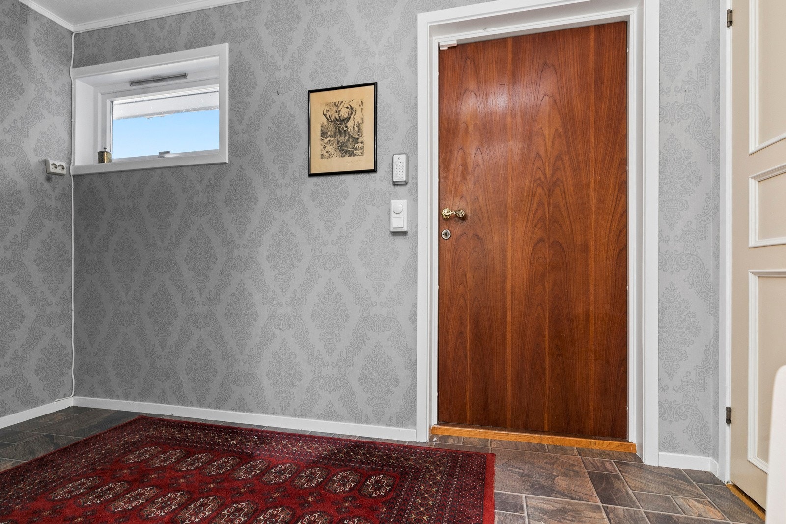 Det er egen inngang til hver etasje - utvendig og innvendig med trapp Galleribilde