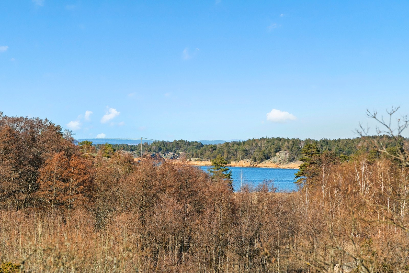 Det er også noe sjøgløtt. Det er rusleavstand til sjøen på begge sider, badeplasser og flott turterreng Galleribilde