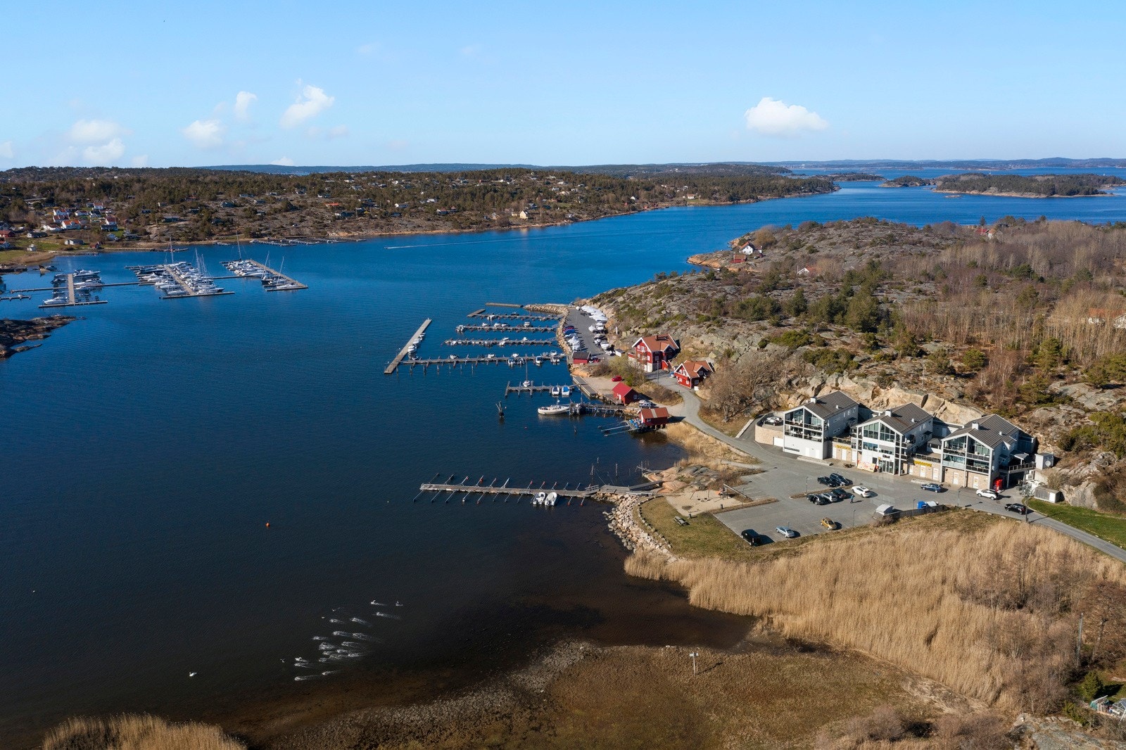 I rusleavstand fra boligen er flott skjærgård, marina, dagligvarehandel, skoler og idrettsanlegg Galleribilde