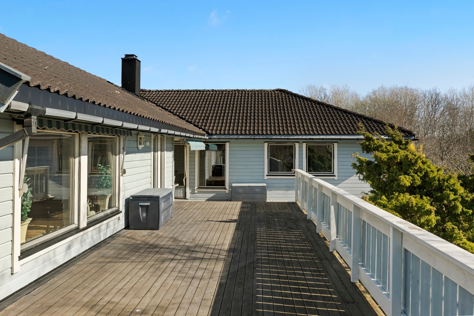Det er romslig veranda rundt huset Galleribilde