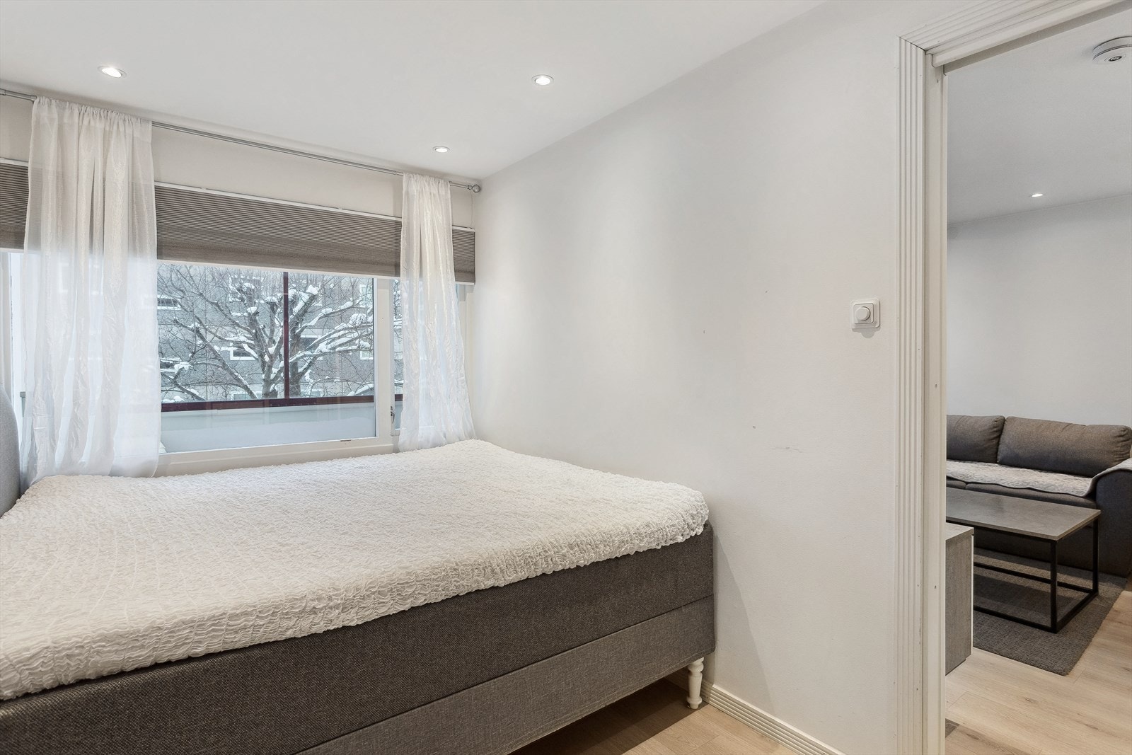 Rommet har lyse farger og downlights i tak Galleribilde