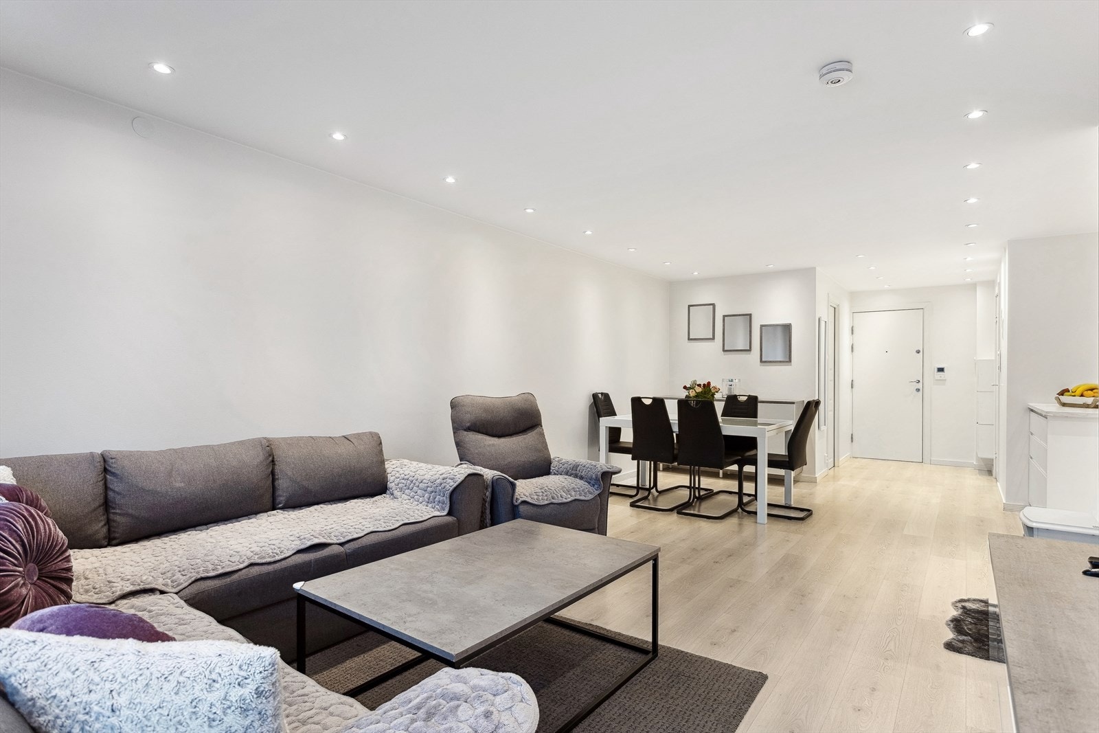Lys og romslig stue med plass for sofagruppe og spisebord Galleribilde