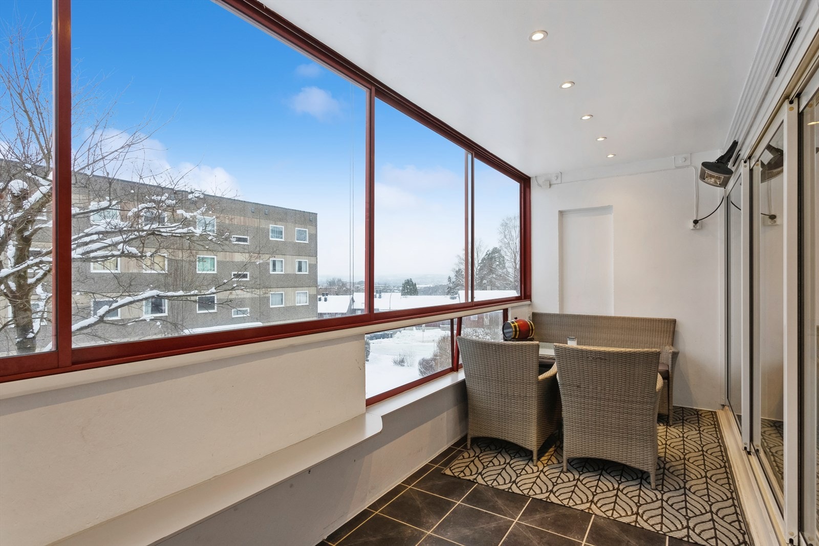 Sydvendt innglasset balkong med downlights i tak Galleribilde