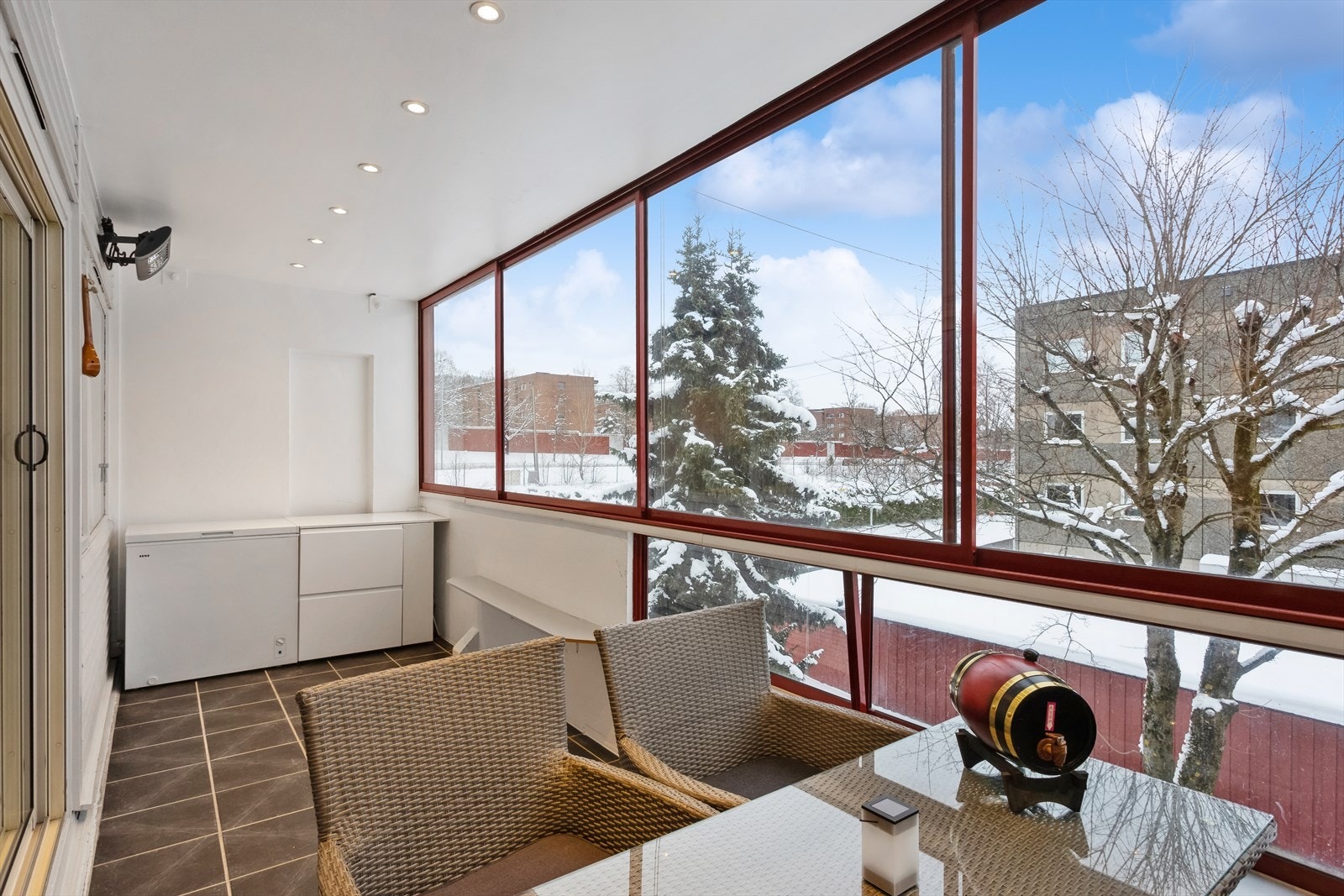 Innglasset balkong på ca. 10 kvm med fin plass for utemøblement Galleribilde