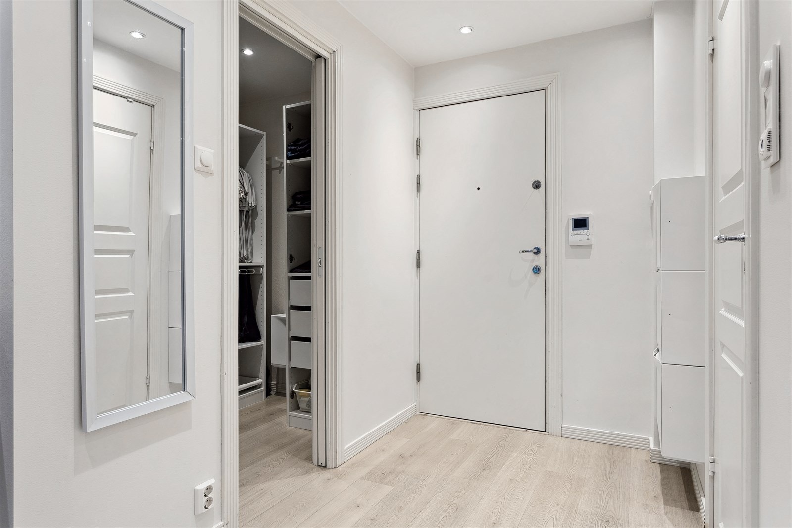 Velkommen inn! Ved entré er bod som idag benyttes som garderoberom Galleribilde