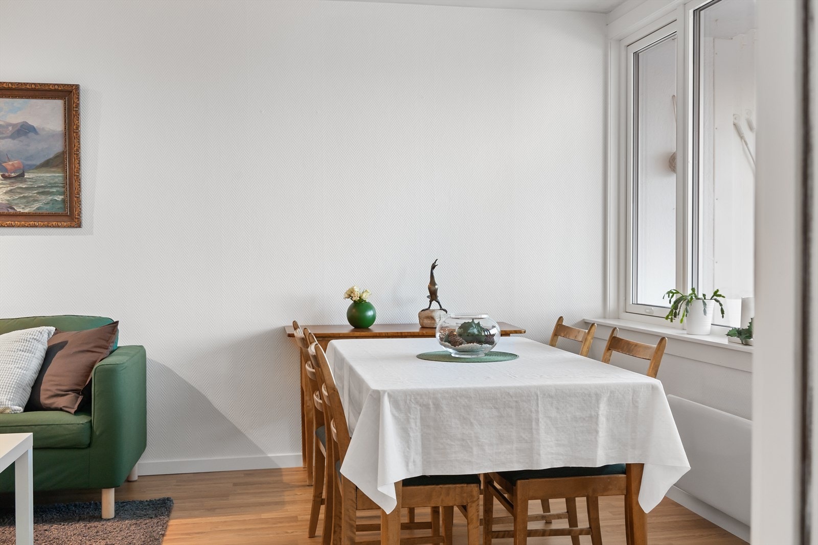 Stuen har plass til spisegruppe. Galleribilde
