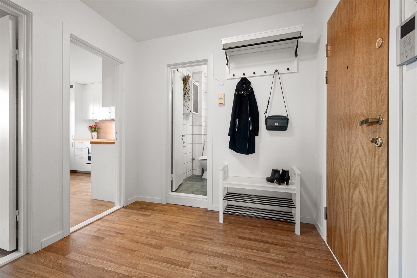 Lys og romslig entré/gang med calling til hoveddøren. Galleribilde