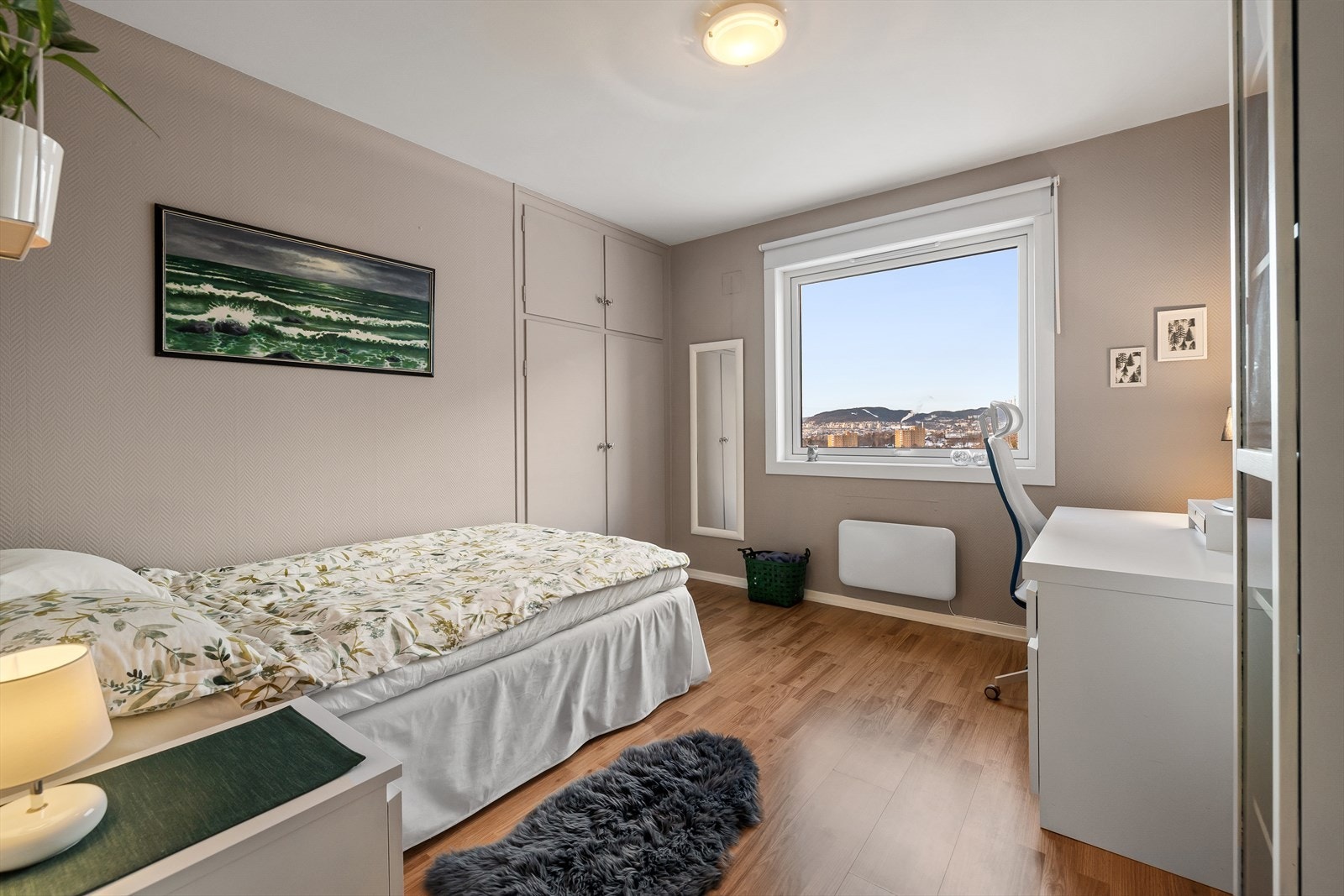Soverom 2 har også plassbygd garderobeskap med glatte, malte fronter. Galleribilde