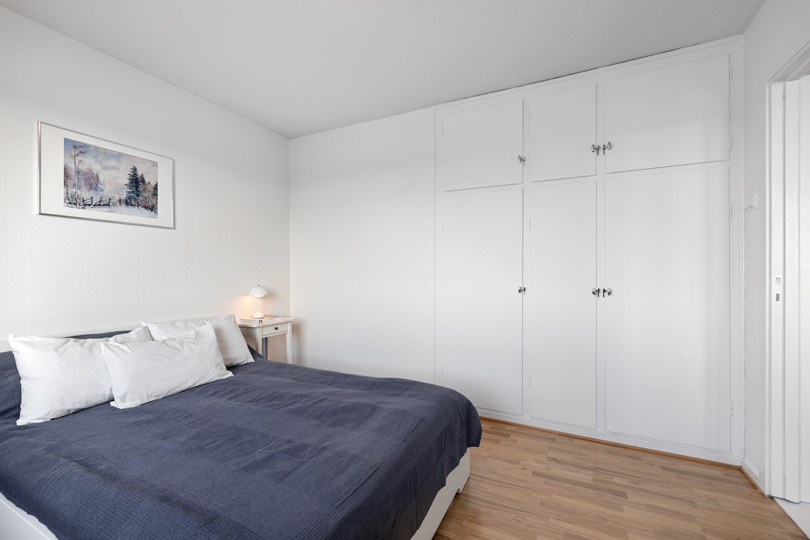 Hovedsoverommet har plassbygd garderobeskap med glatte, malte fronter. Galleribilde