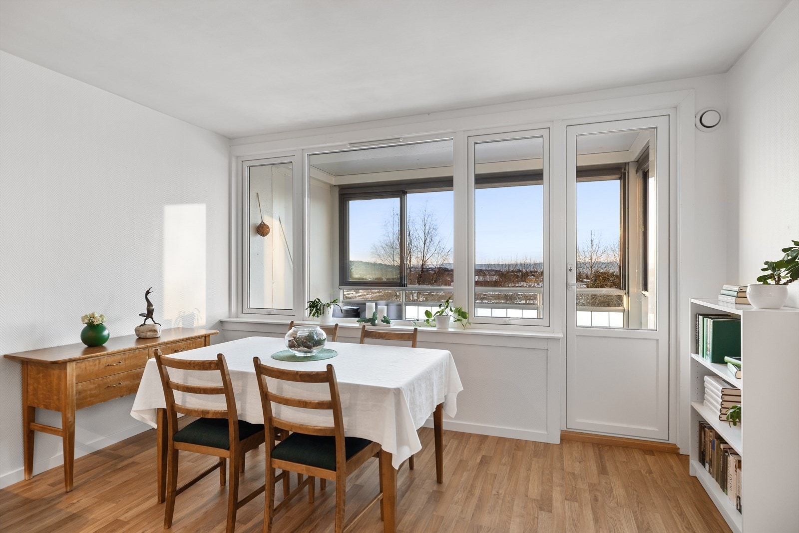 Fra stuen er det utgang til en innglasset balkong. Galleribilde
