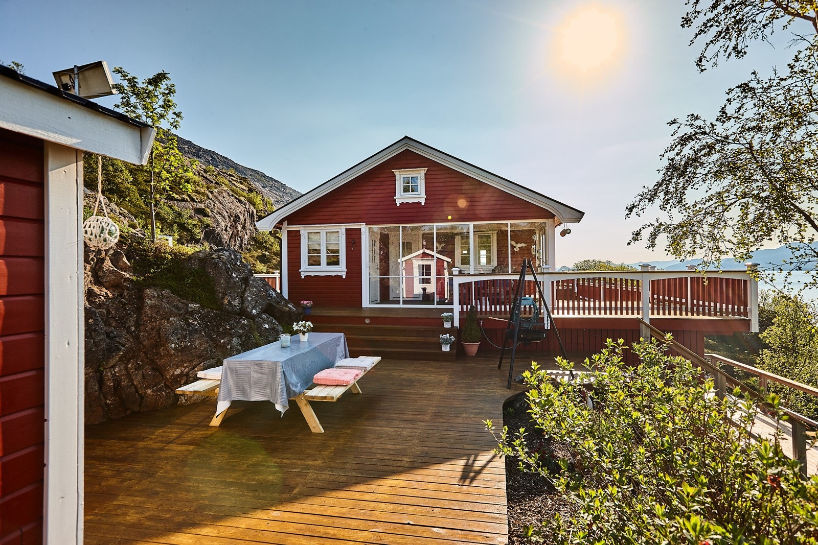 Flere fine terrasser og platter til hyggelige stunder. Galleribilde