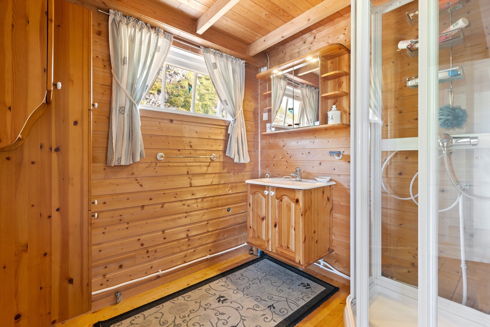 Bad med dusjkabinett. Galleribilde