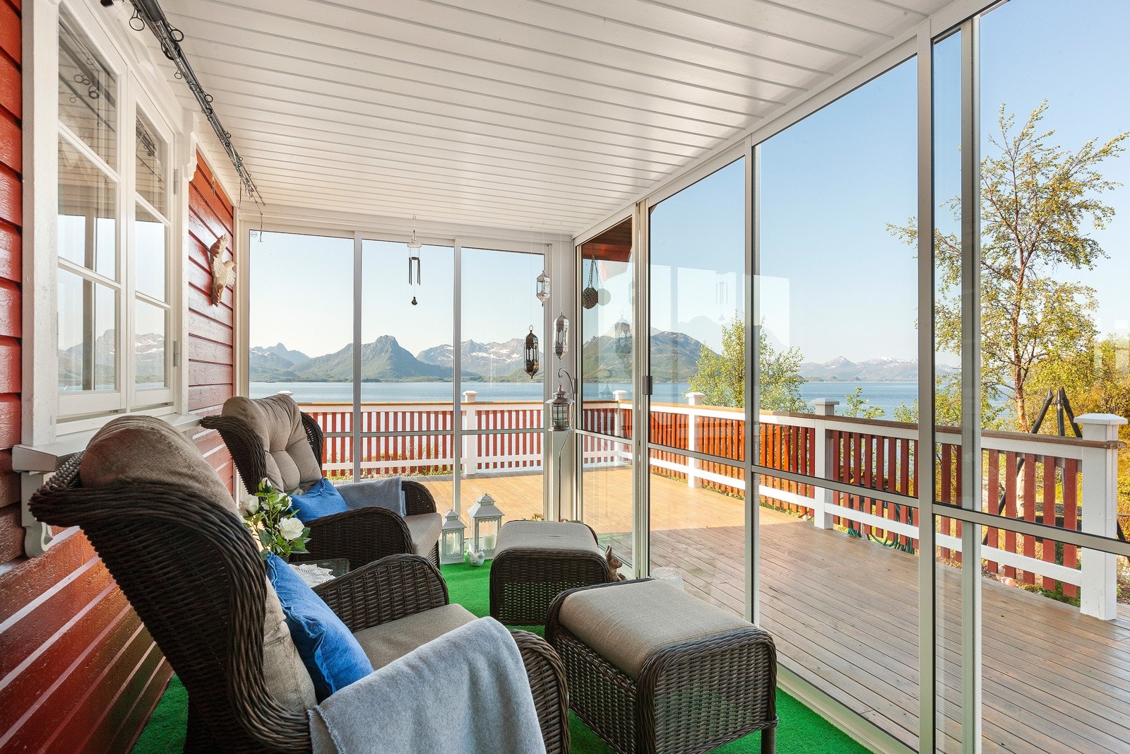 Fin utsikt fra glassveranda innover fjorden. Galleribilde