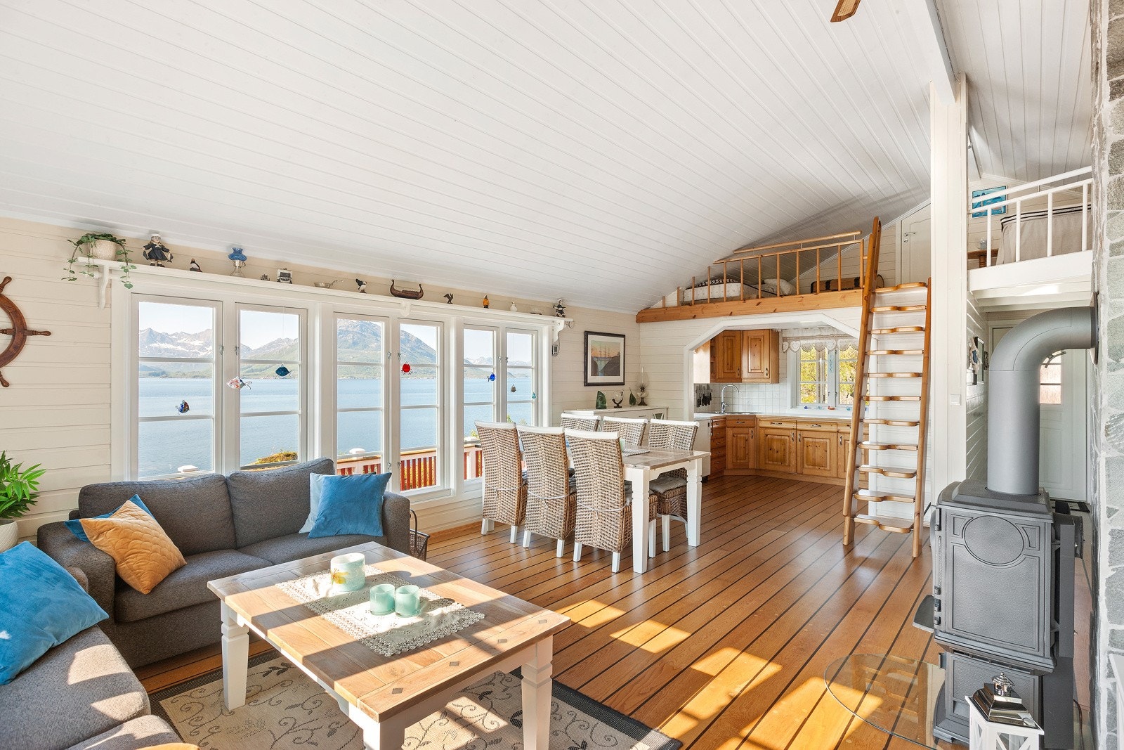 Stue mot kjøkken. Galleribilde