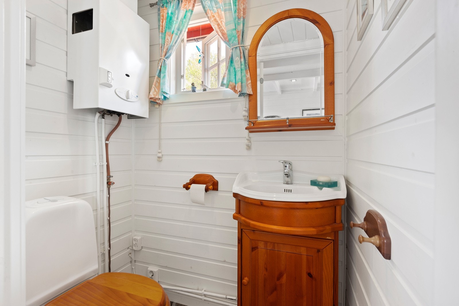 Toalett, gassvannvarmer på veggen. Galleribilde