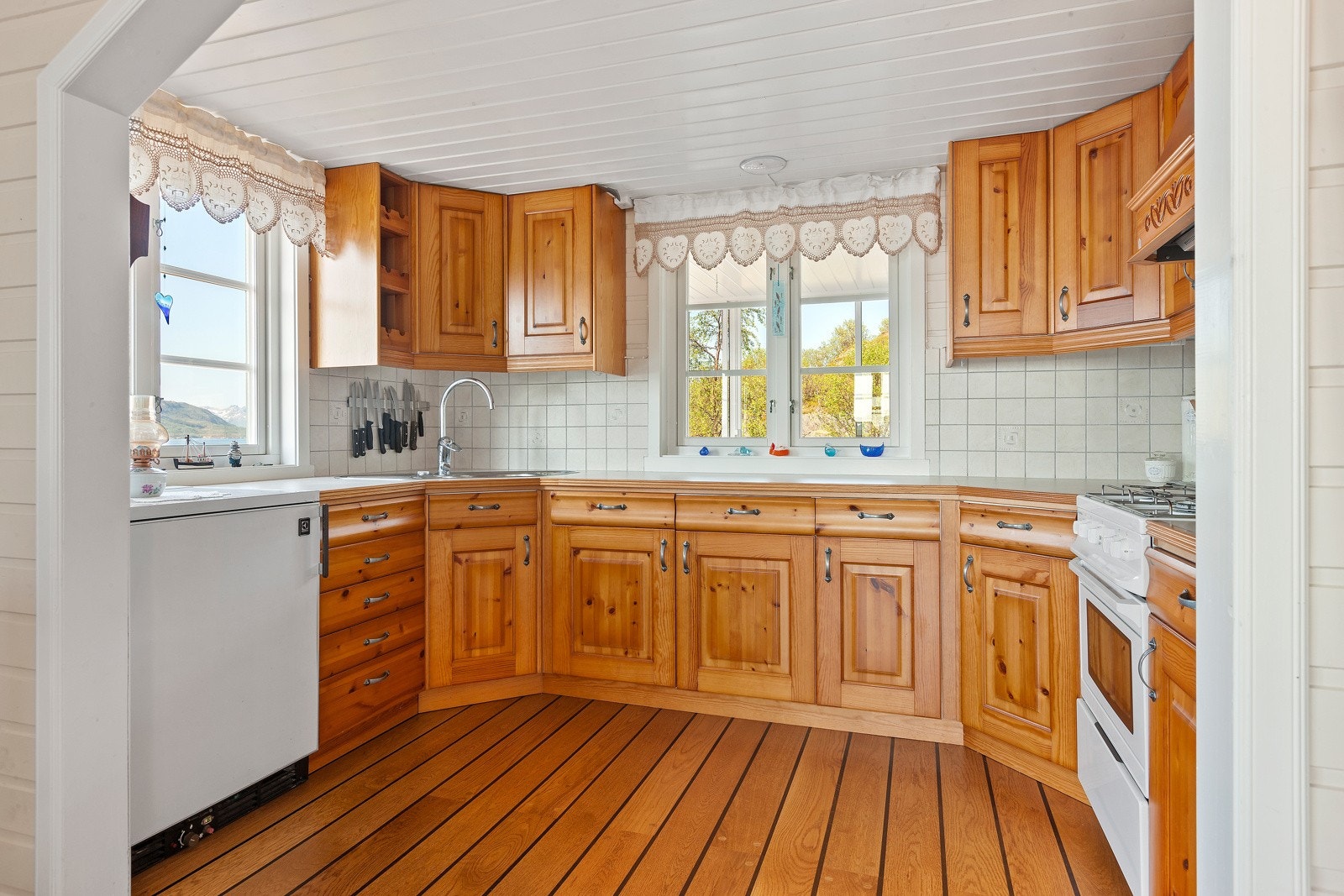 Kjøkken med rikelig benkeplass. Galleribilde