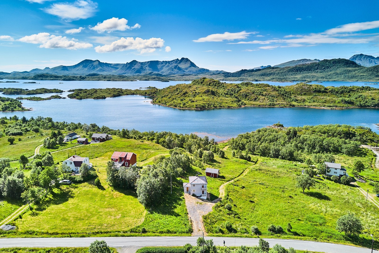 Stor tomt på nesten 15 mål som strekker seg helt ned til sjøen. Galleribilde