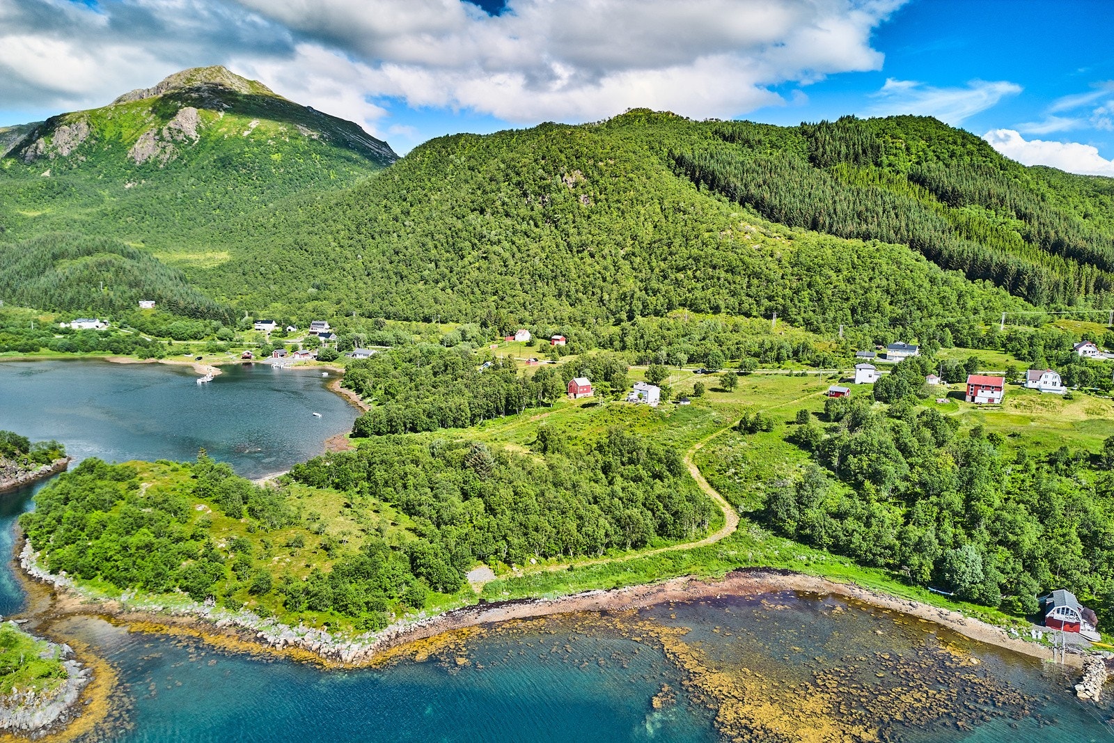 Eiendommen har idyllisk og landlig beliggenhet på Røsnes i Bø. Ca 12 km til butikk på Rise. Til kommunesenteret Straume er det ca 19 km. Ca. 51 km til Sortland. Galleribilde