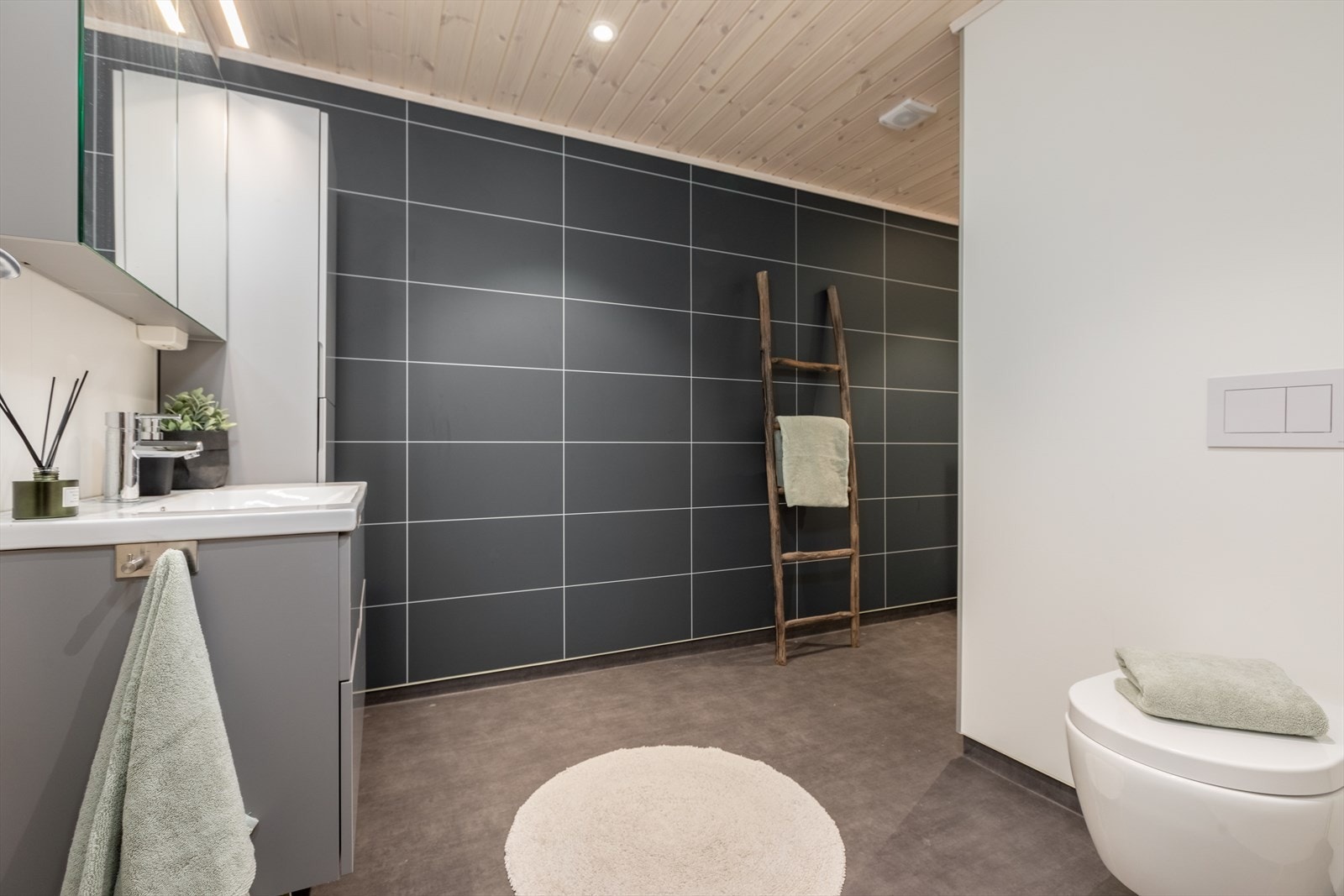 Badet i underetasjen er i nøytral og tidlaus utførelse. Galleribilde