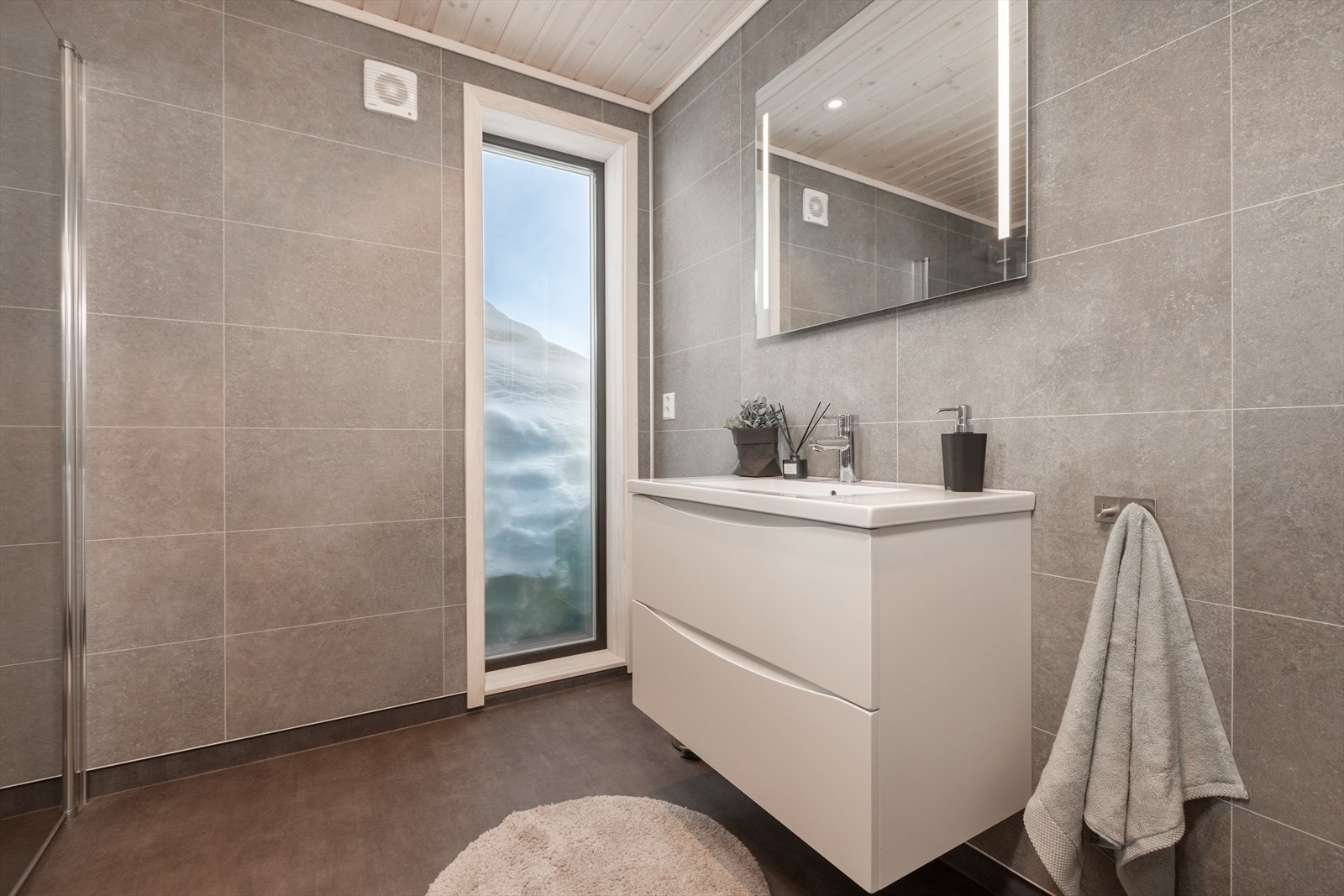 Badet i hovudetasjen har belegg på golv og baderomsplater på veggar. Galleribilde