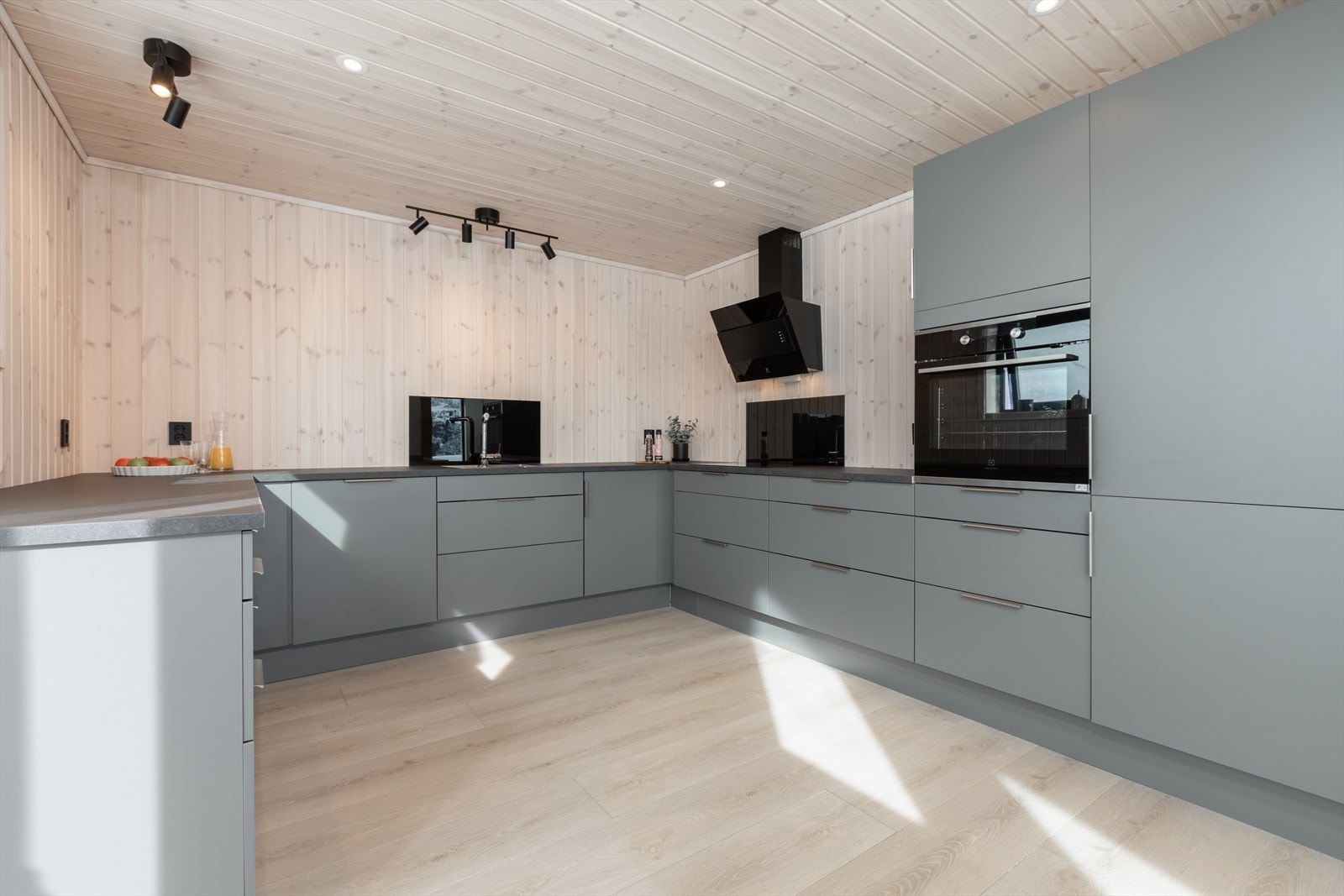 Romsleg og moderne kjøkkeninnreiing med integrerte kvitevarer. Galleribilde