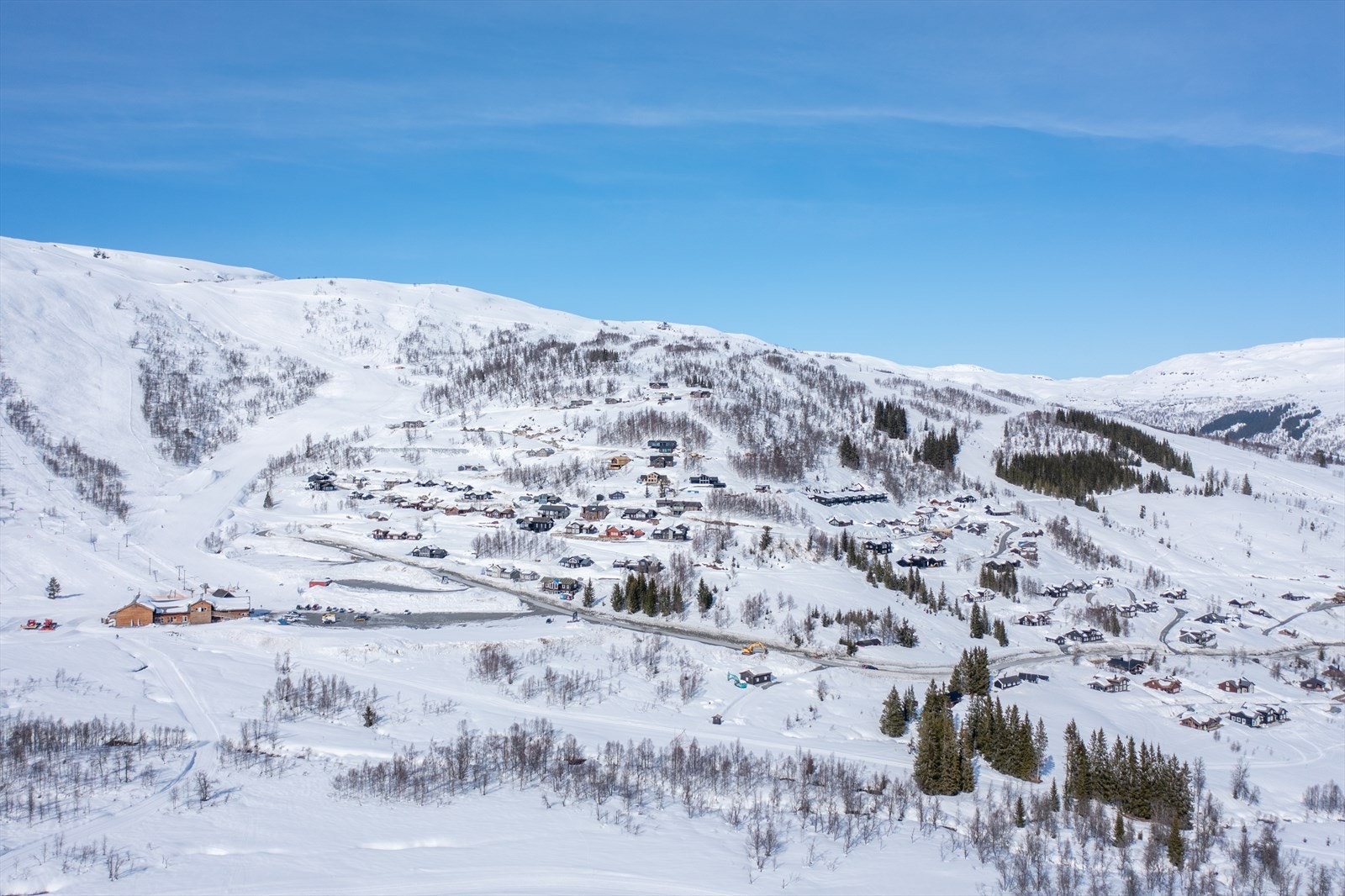 Frå Hodlekve er det ca. 14 km til Sogndal sentrum med blant anna daglegvarebutikkar, kjøpesenter og restaurantar. Galleribilde