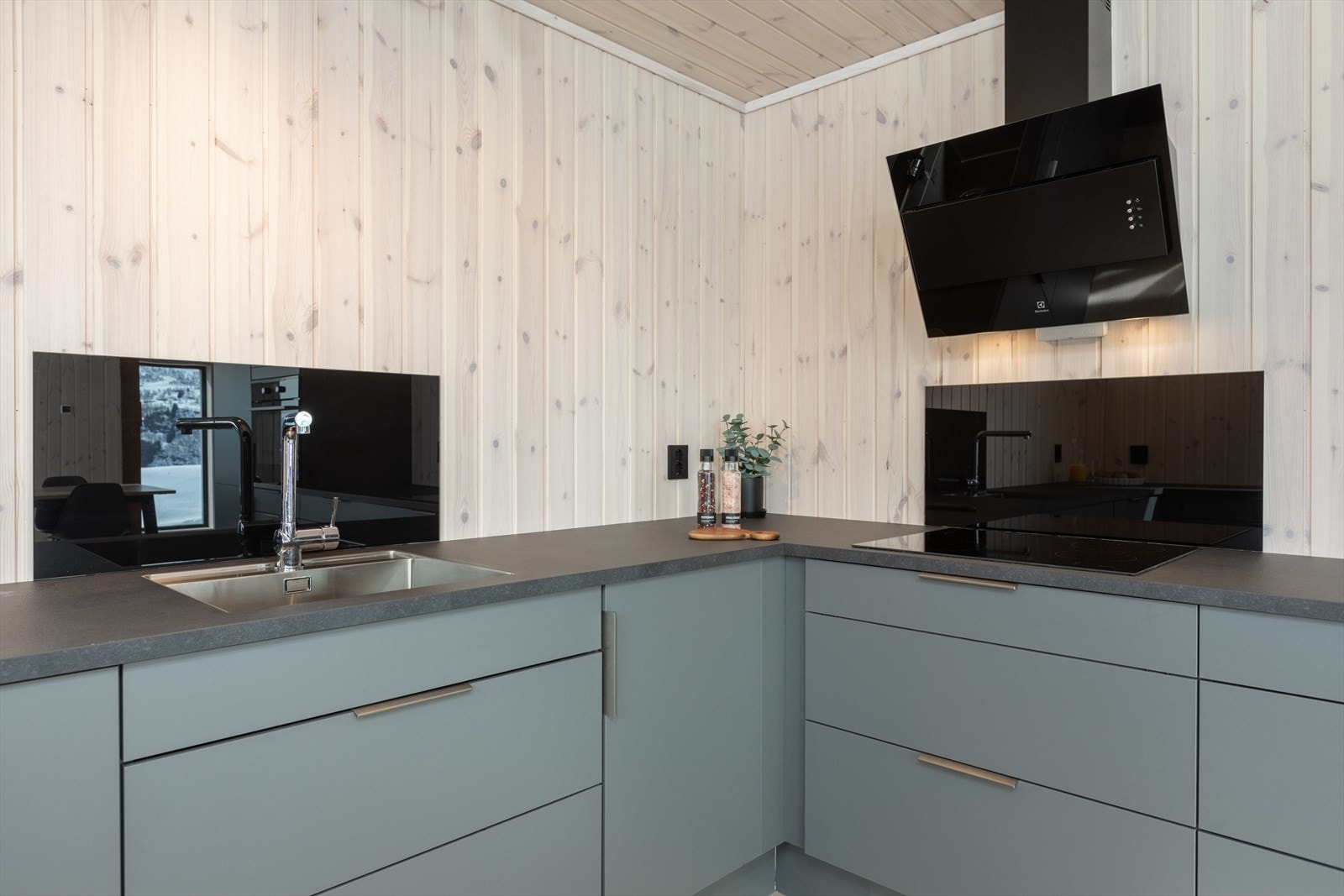 Her er det godt med skap, skuffe - og benkeplass. Galleribilde