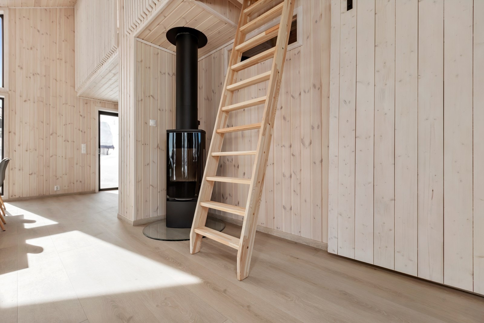 Vedomnen sørgar for den lune hyttekosen. Frå stova er det stige opp til hemsen. Galleribilde