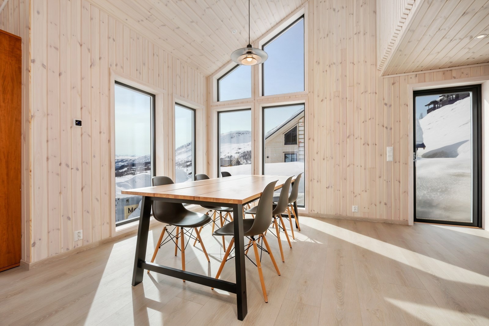 Dei store vindaugsflatene slepp inn rikeleg med dagslys. Galleribilde