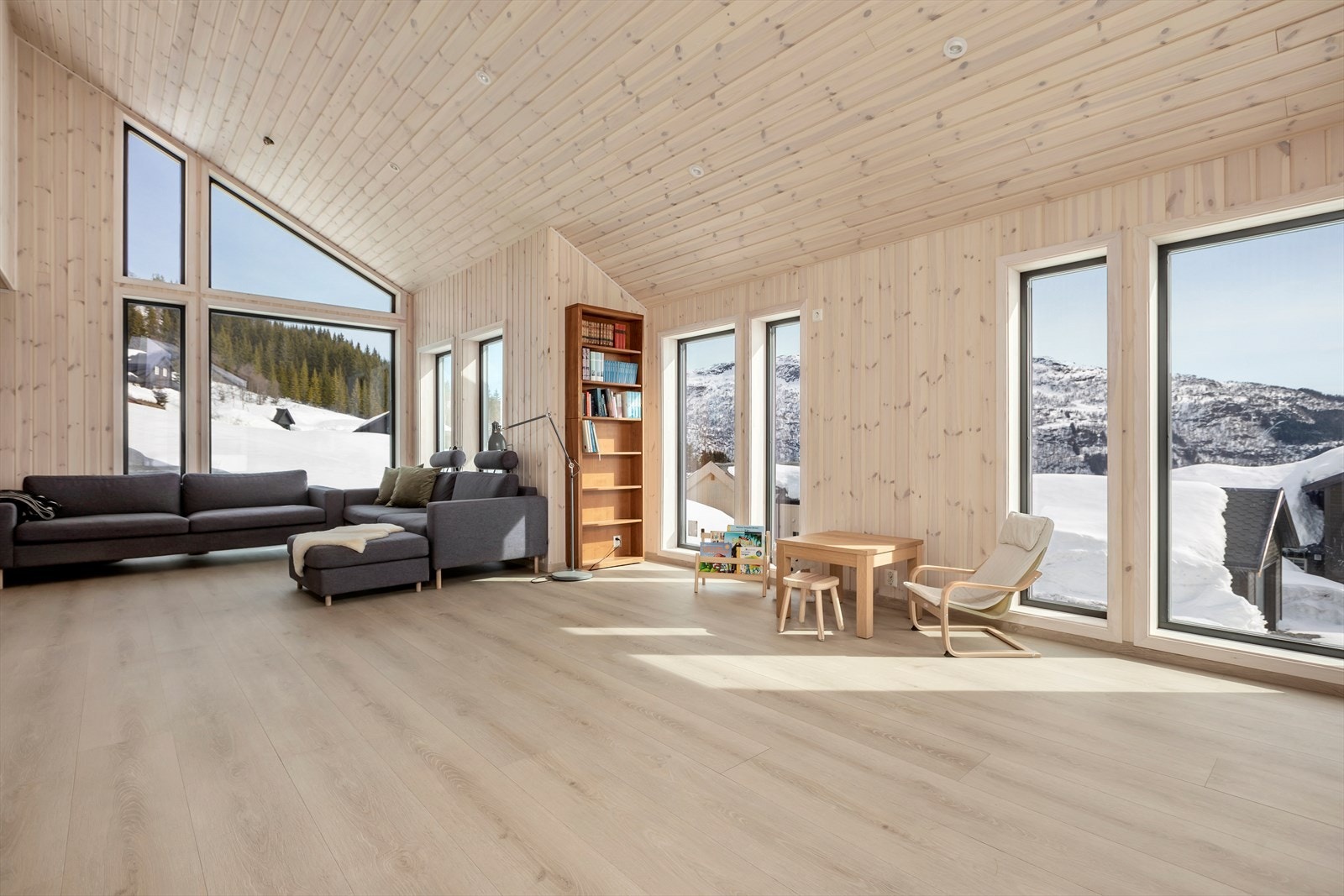 Ei innhaldsrik og flott familiehytte over to plan. Galleribilde