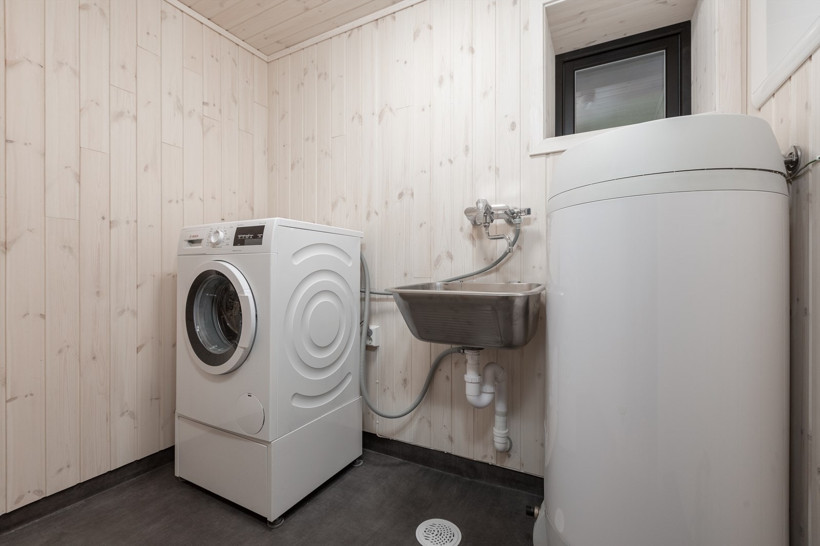 Praktisk separat vaskerom som også gjev litt ekstra bodplass. Galleribilde