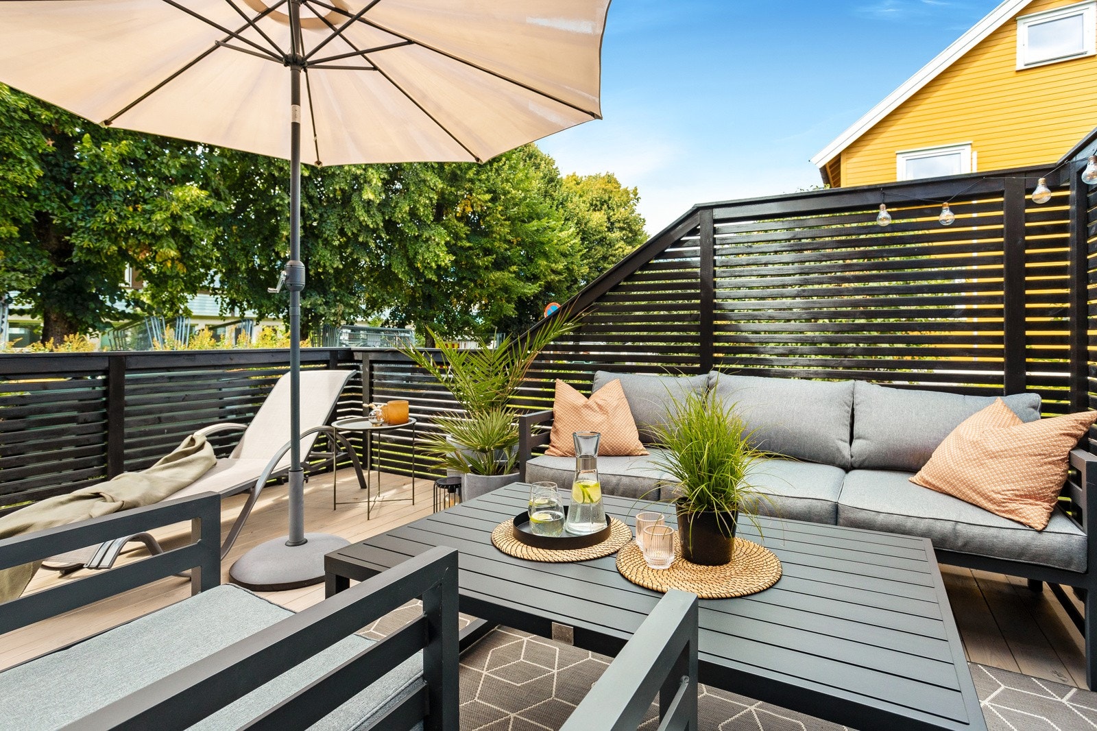 Herlig terrasse med plass til flere møbelgrupper - Her er det bare å invitere til sosiale lag Galleribilde