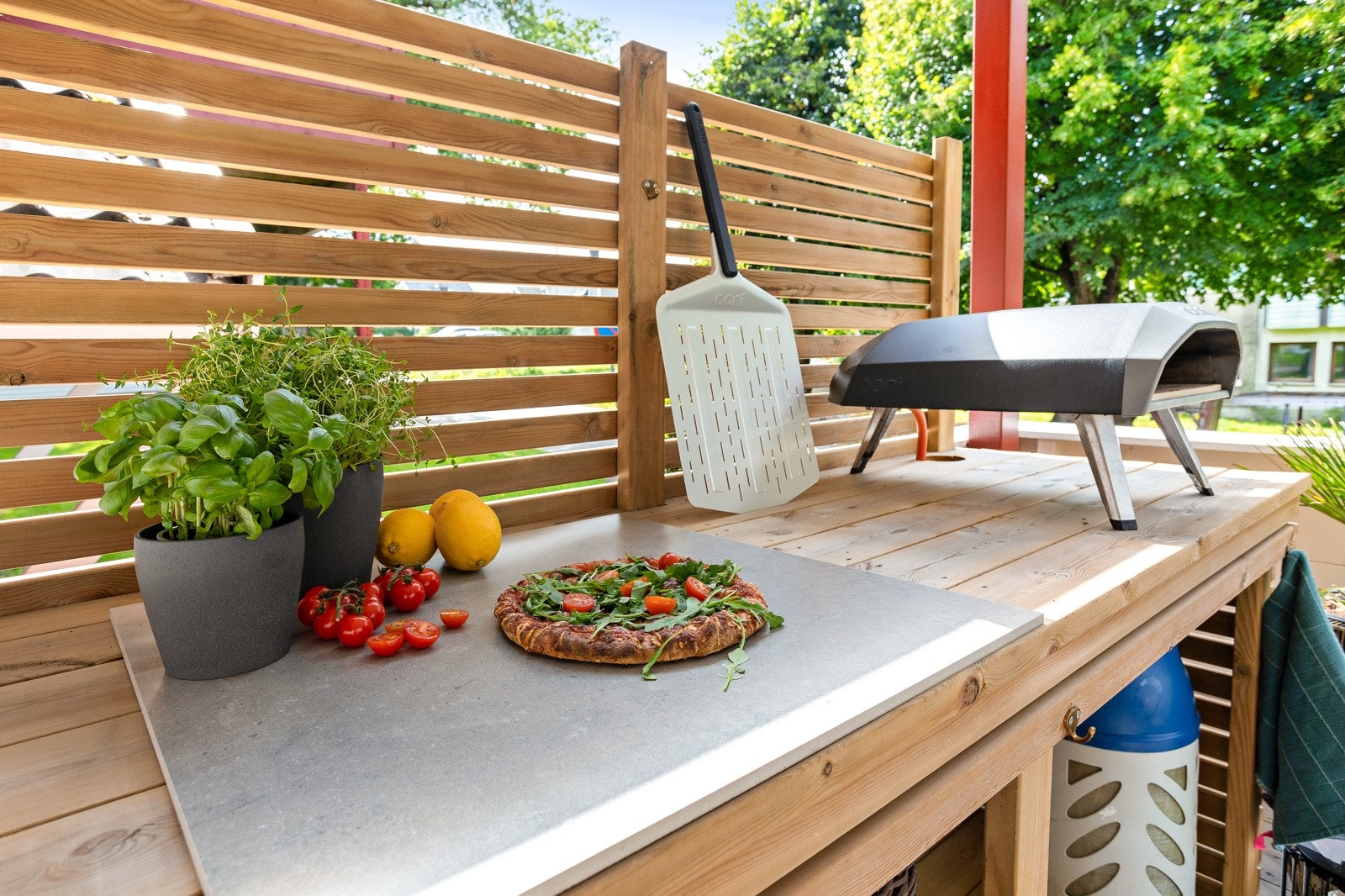 God plass til utekjøkken hvor grill og pizzaovn gjør sin nytte Galleribilde