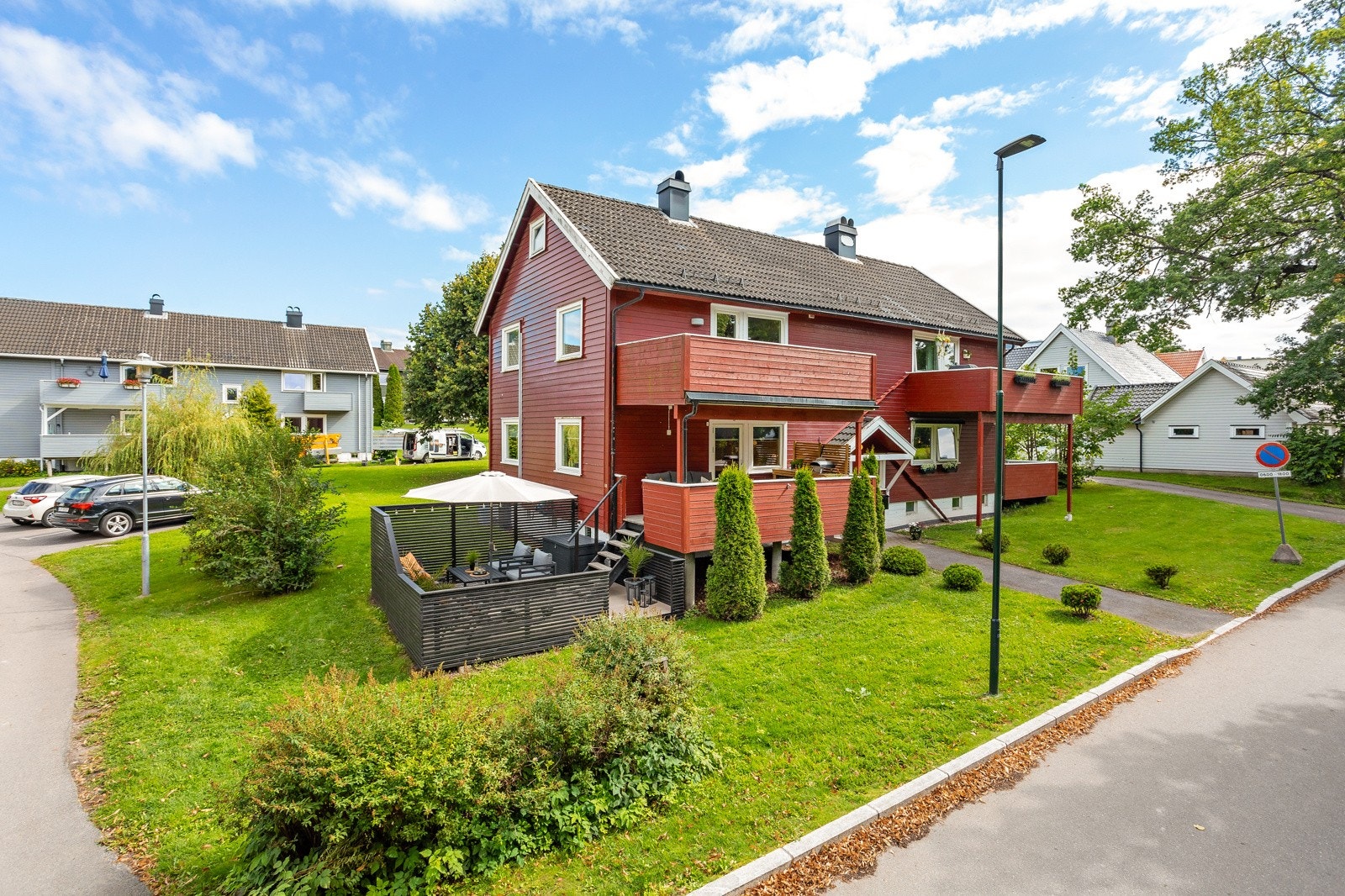 Stor markterrasse nedenfor balkongen gir deg herlige uteplasser Galleribilde