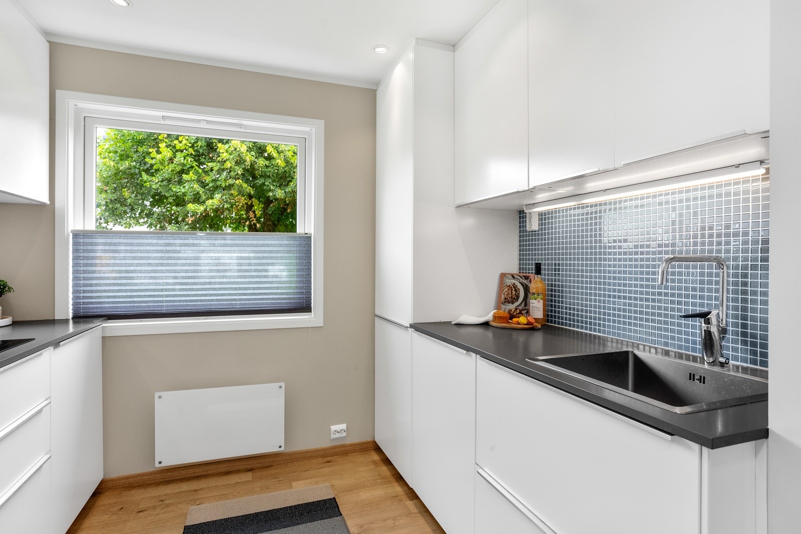 Godt med skap- og skuffeplass på kjøkkenet Galleribilde