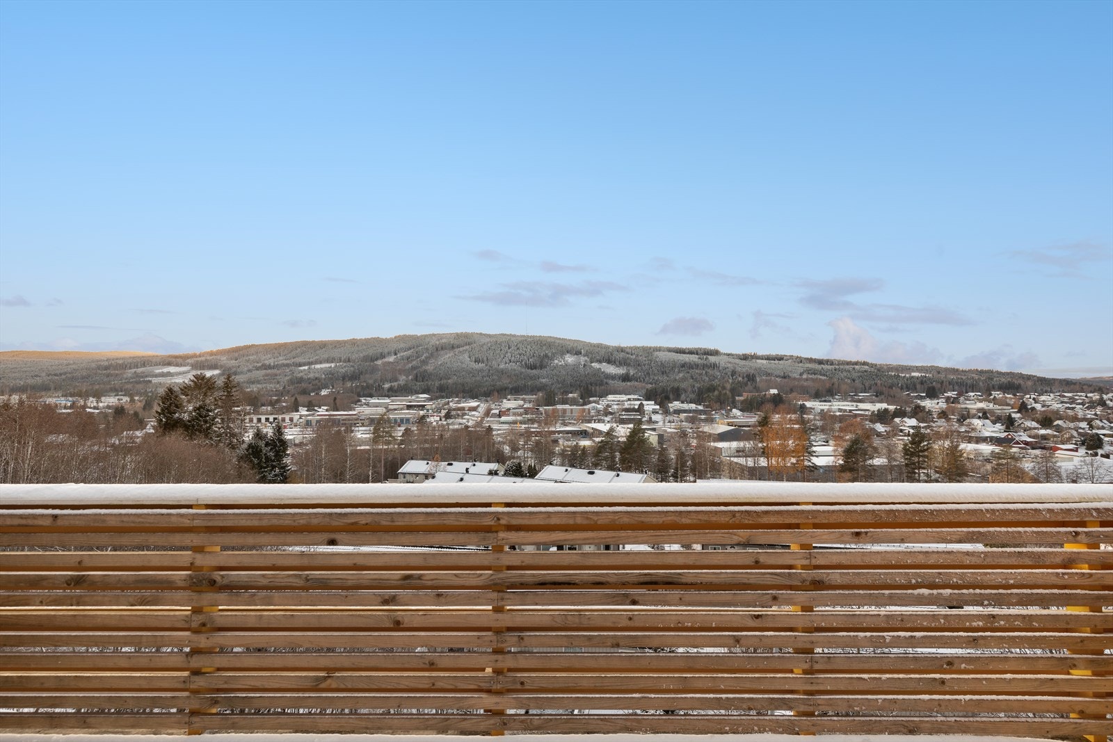 Flott utsikt til landskapet fra stue og terrasse! Galleribilde