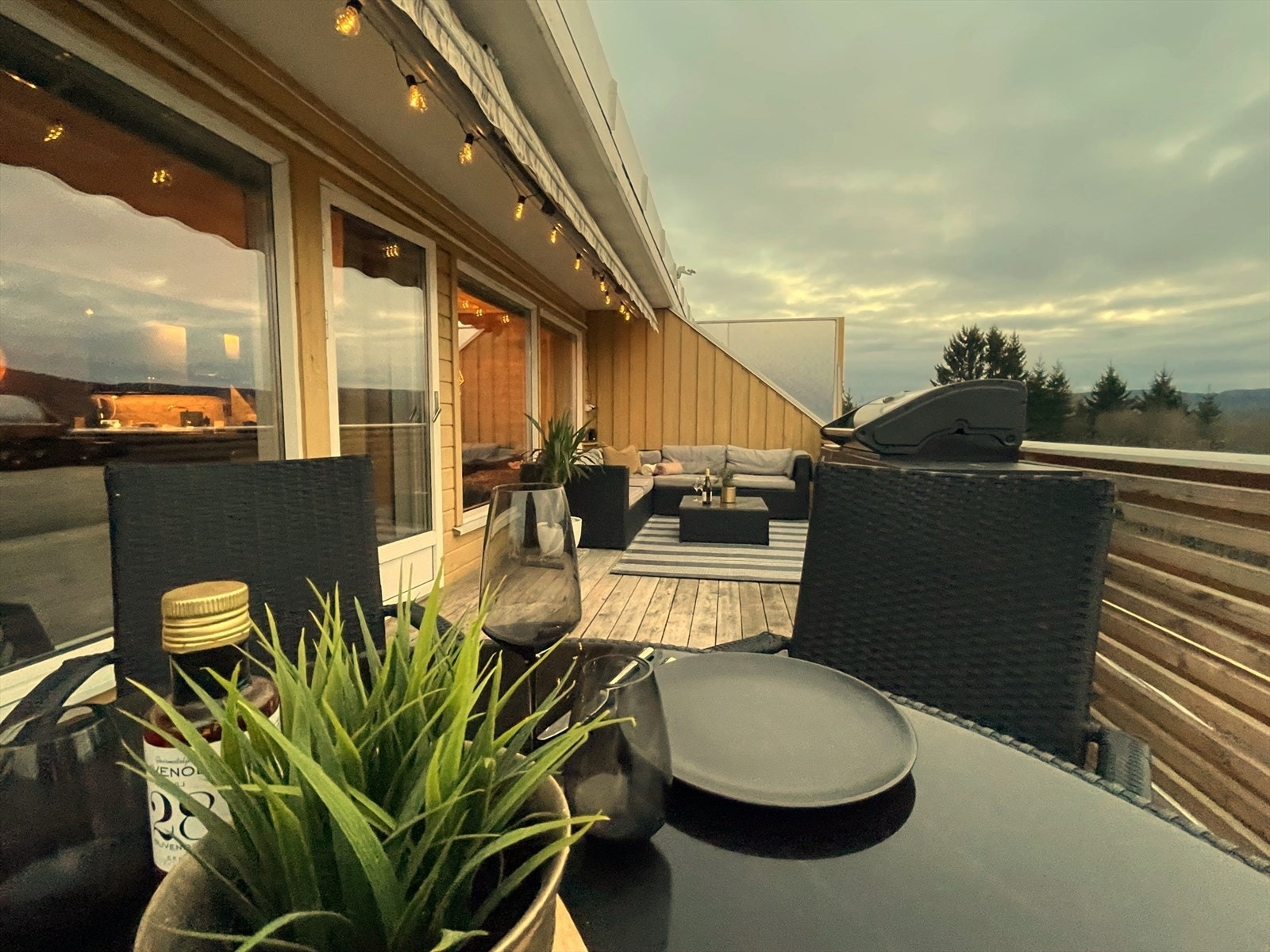 På den romslige terrassen kan man på varme dager/kvelder kose seg med mat og drikke! Galleribilde
