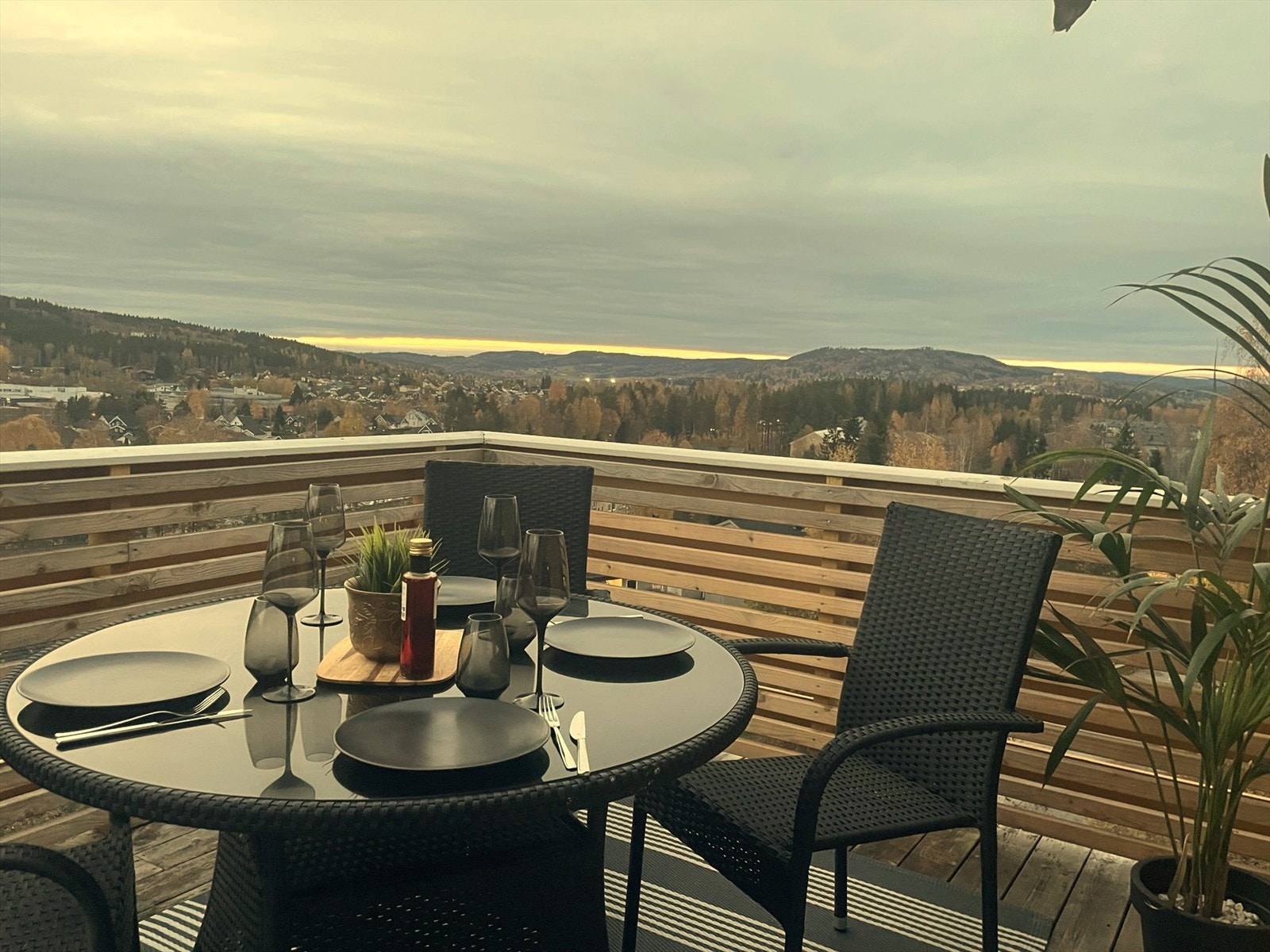Mens middagen inntas på terrassen kan man samtidig nyte den flotte utsikten utover landskapet! Galleribilde