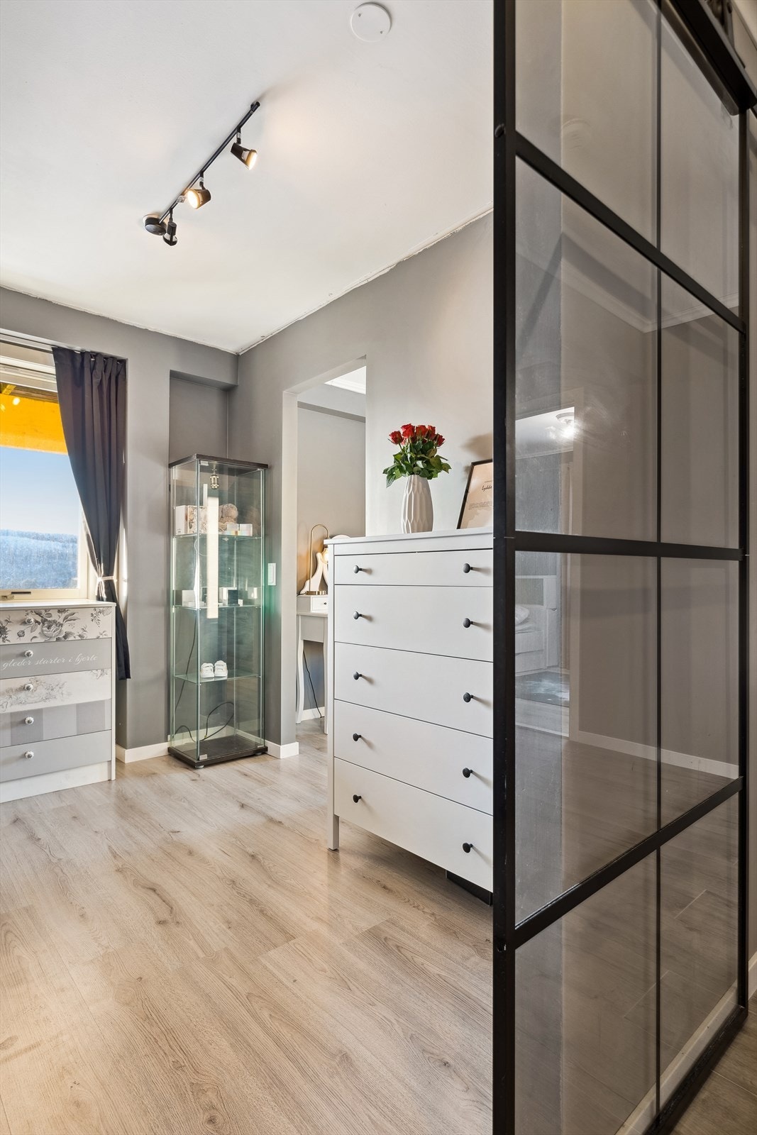 I tilknytning til hovedsoverom er det walk-in closet! Galleribilde