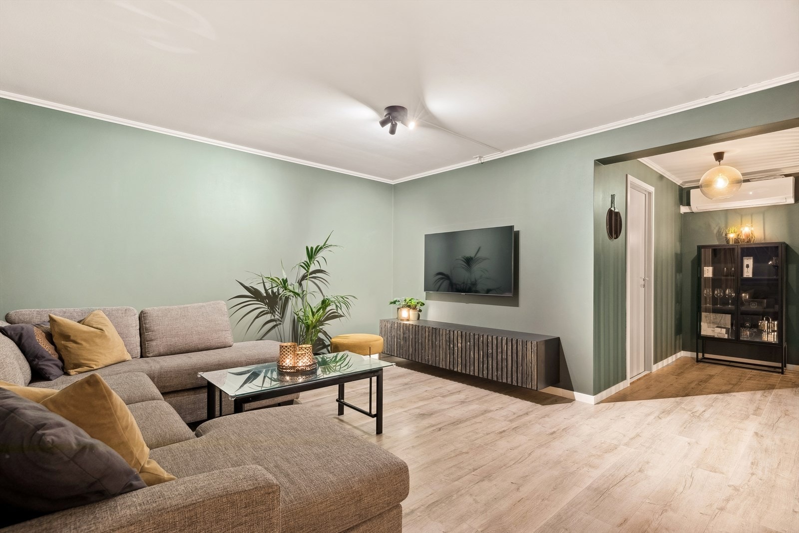 Stua har gode innredningsmuligheter med god plass til koselig sofakrok! Galleribilde