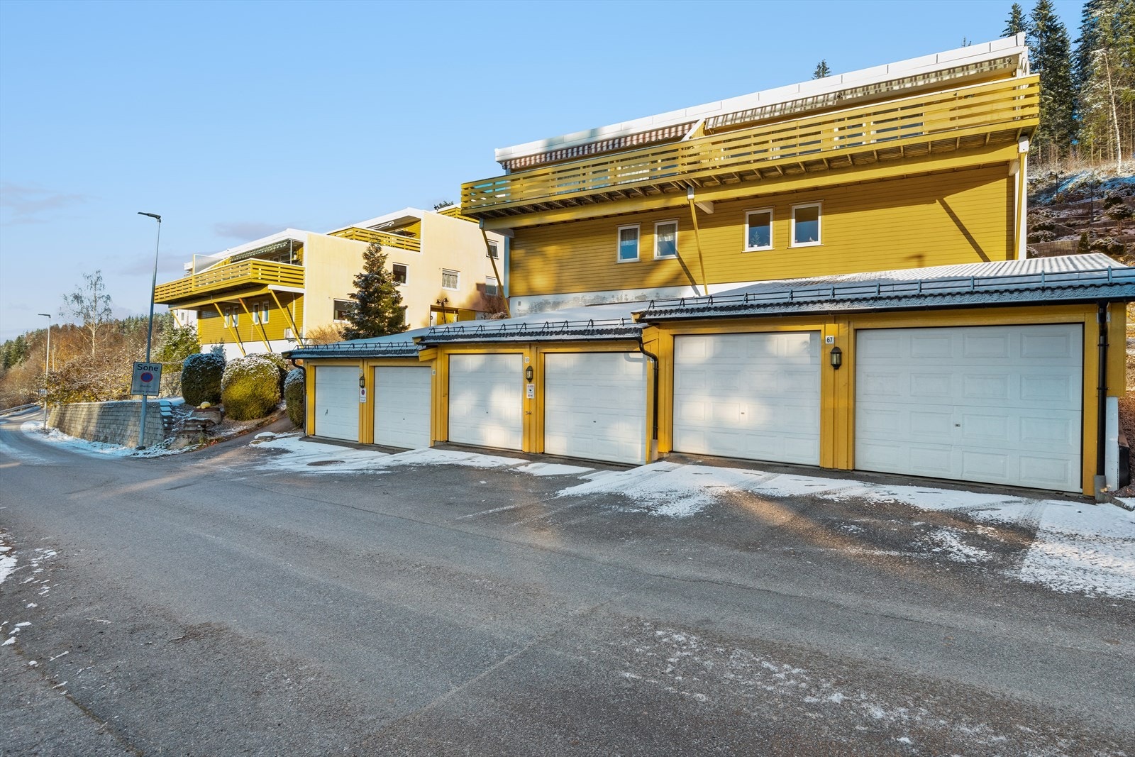 Garasje i felles anlegg. Galleribilde