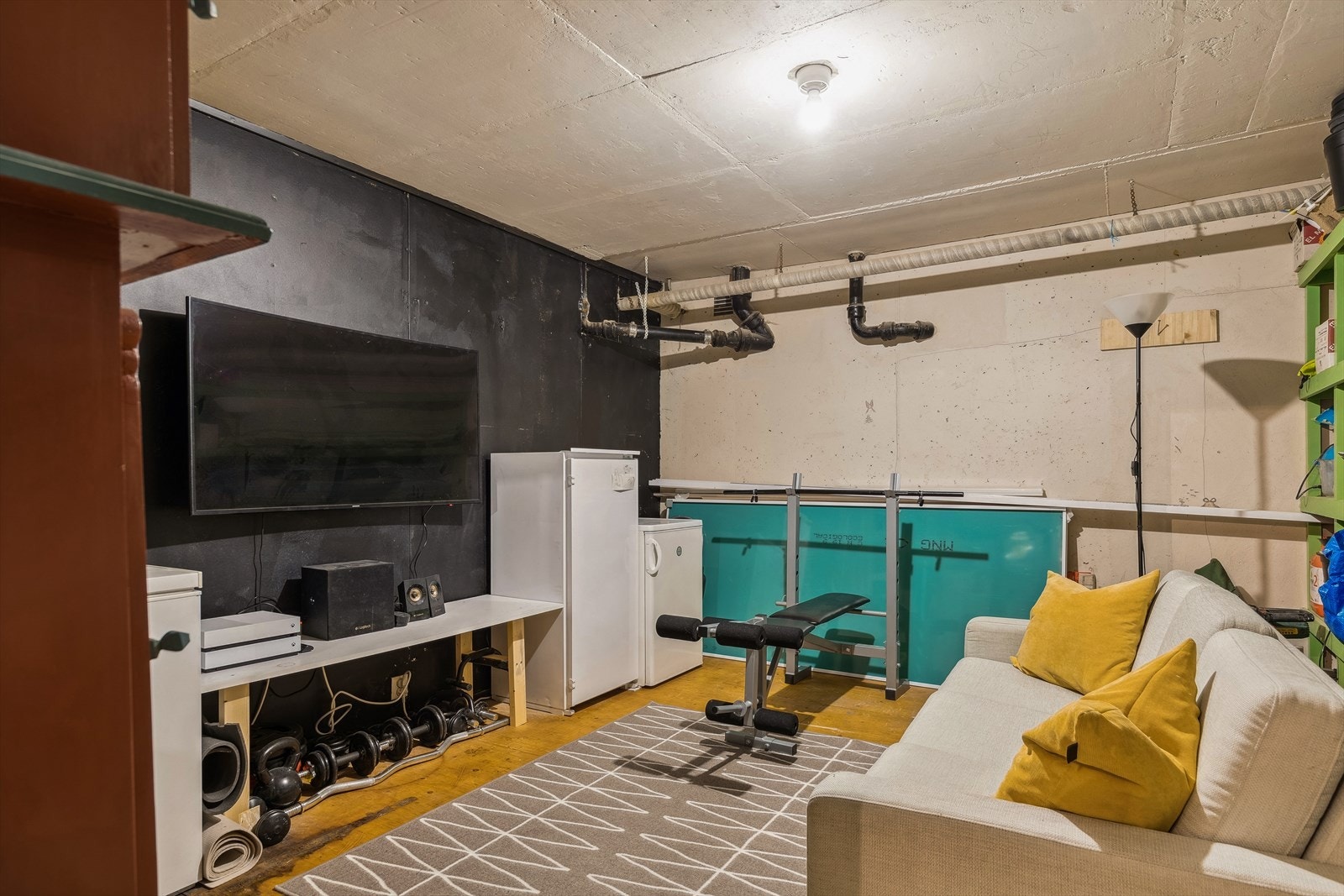 Romslig bod med plass til treningsutstyr og tv med fotballkamp/sport! Galleribilde
