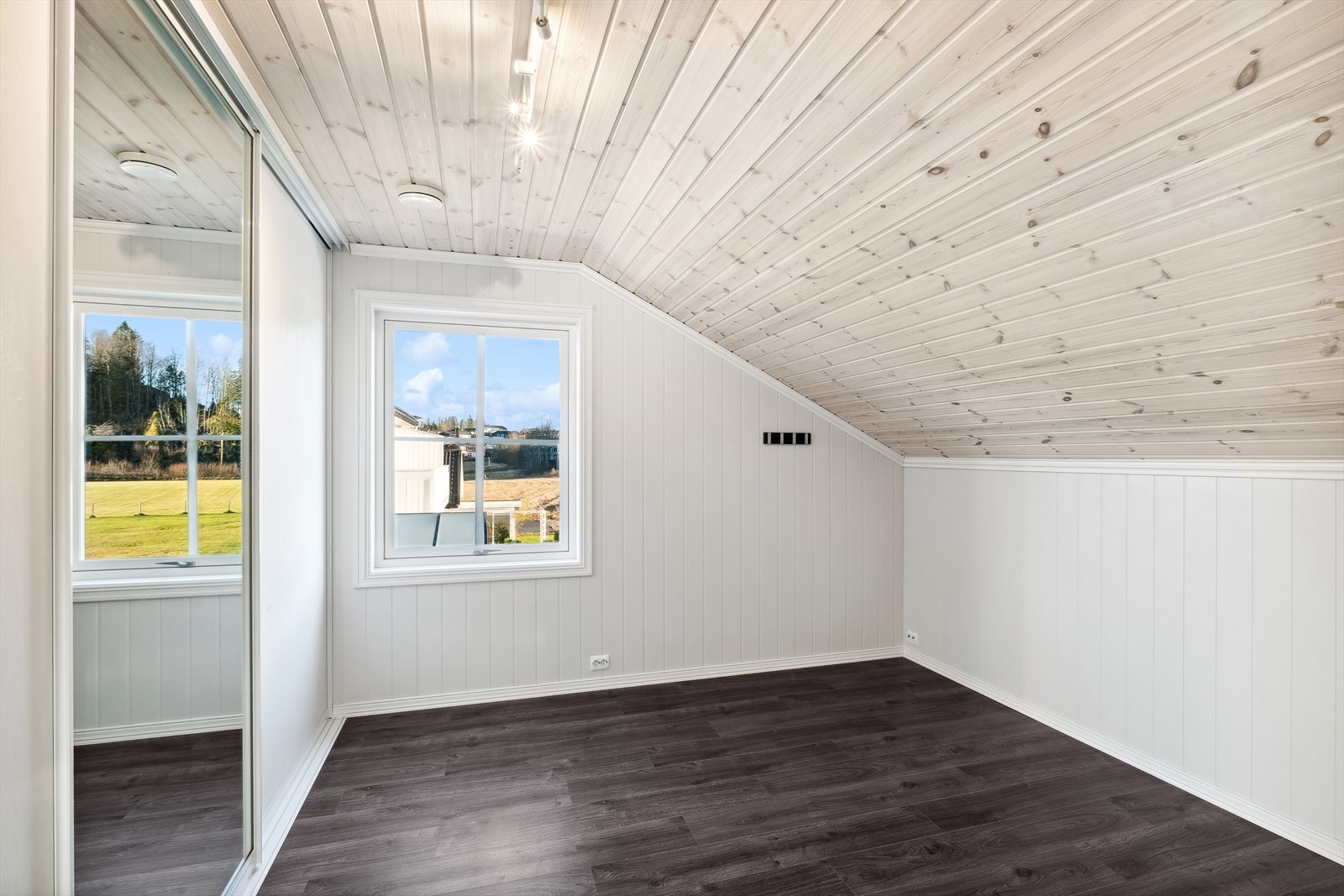 Soverom 2 har en praktisk innebygget skyvedørsgarderobe Galleribilde